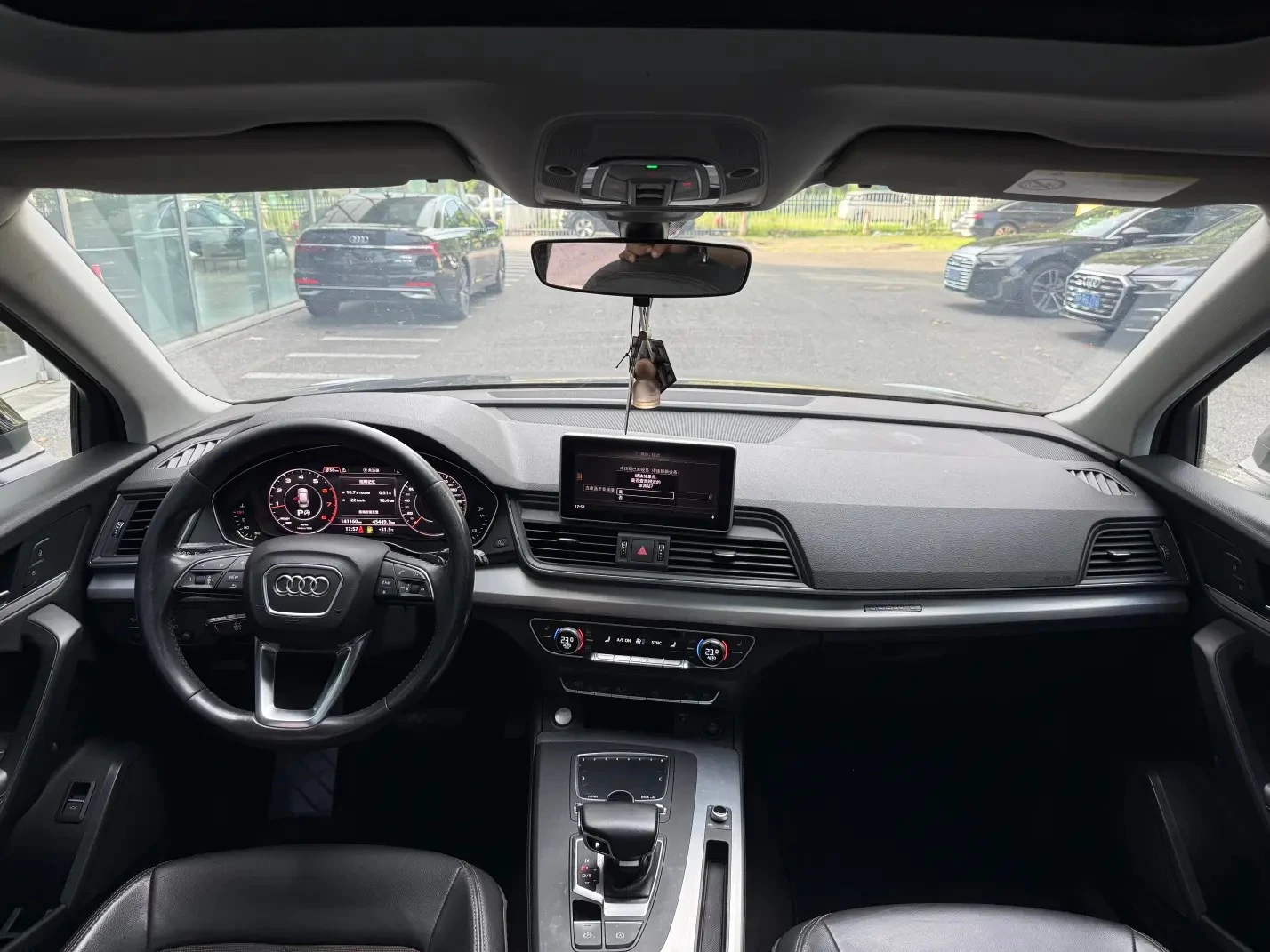 Audi Q5L 40 TFSI - interior