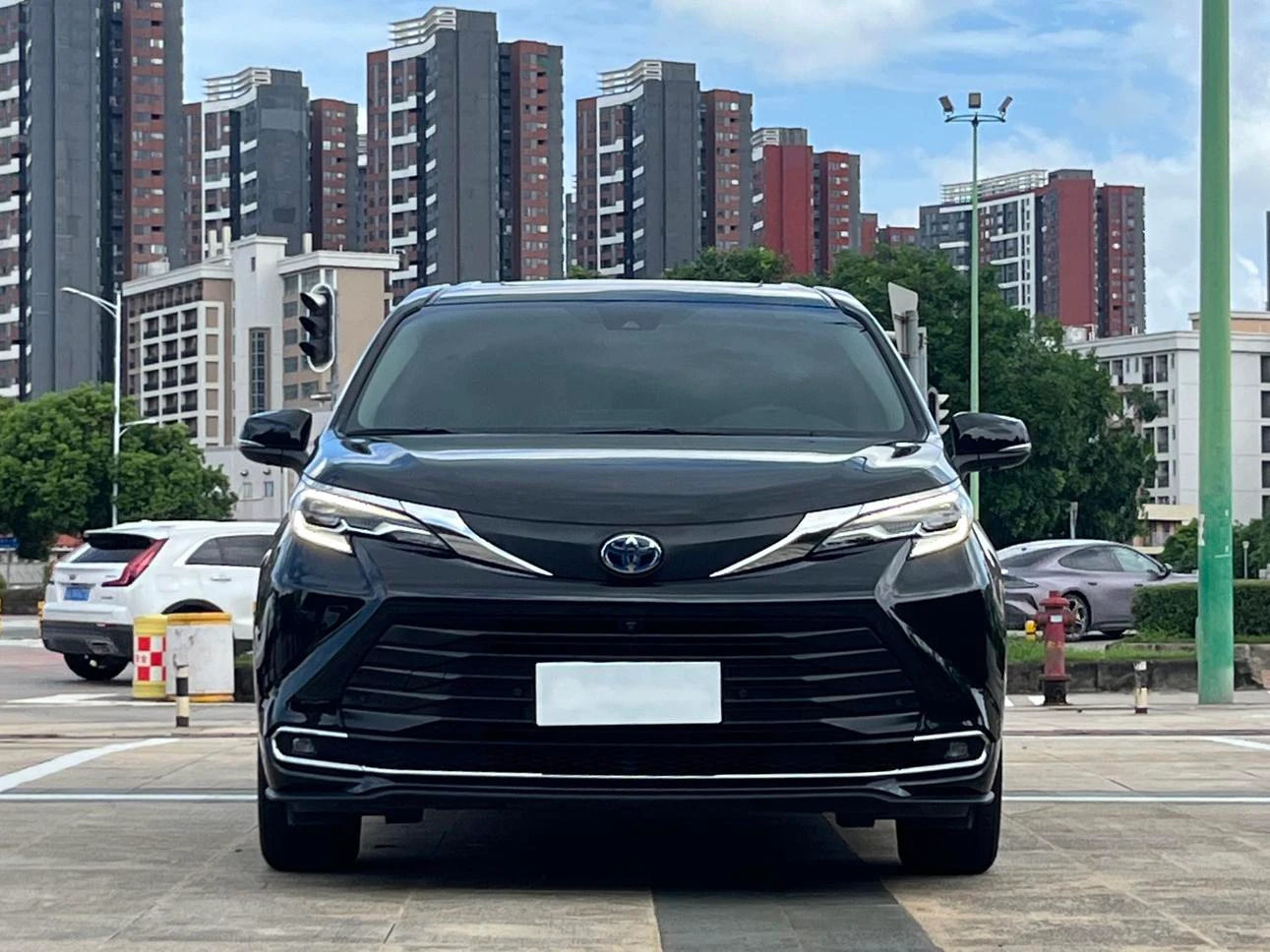 Toyota Sienna Hybrid 2.5L Comfort Edition - exterior