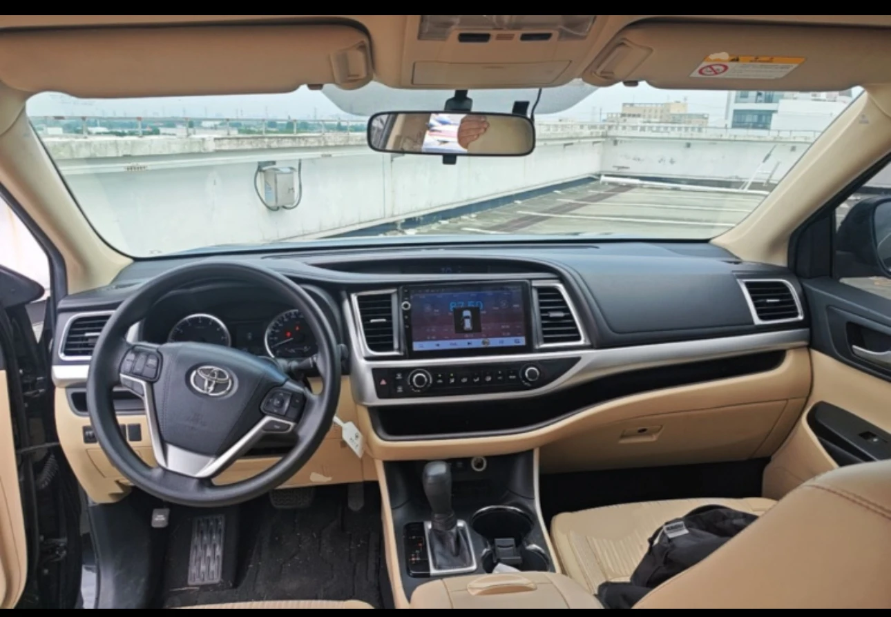 Toyota Highlander 2WD - interior