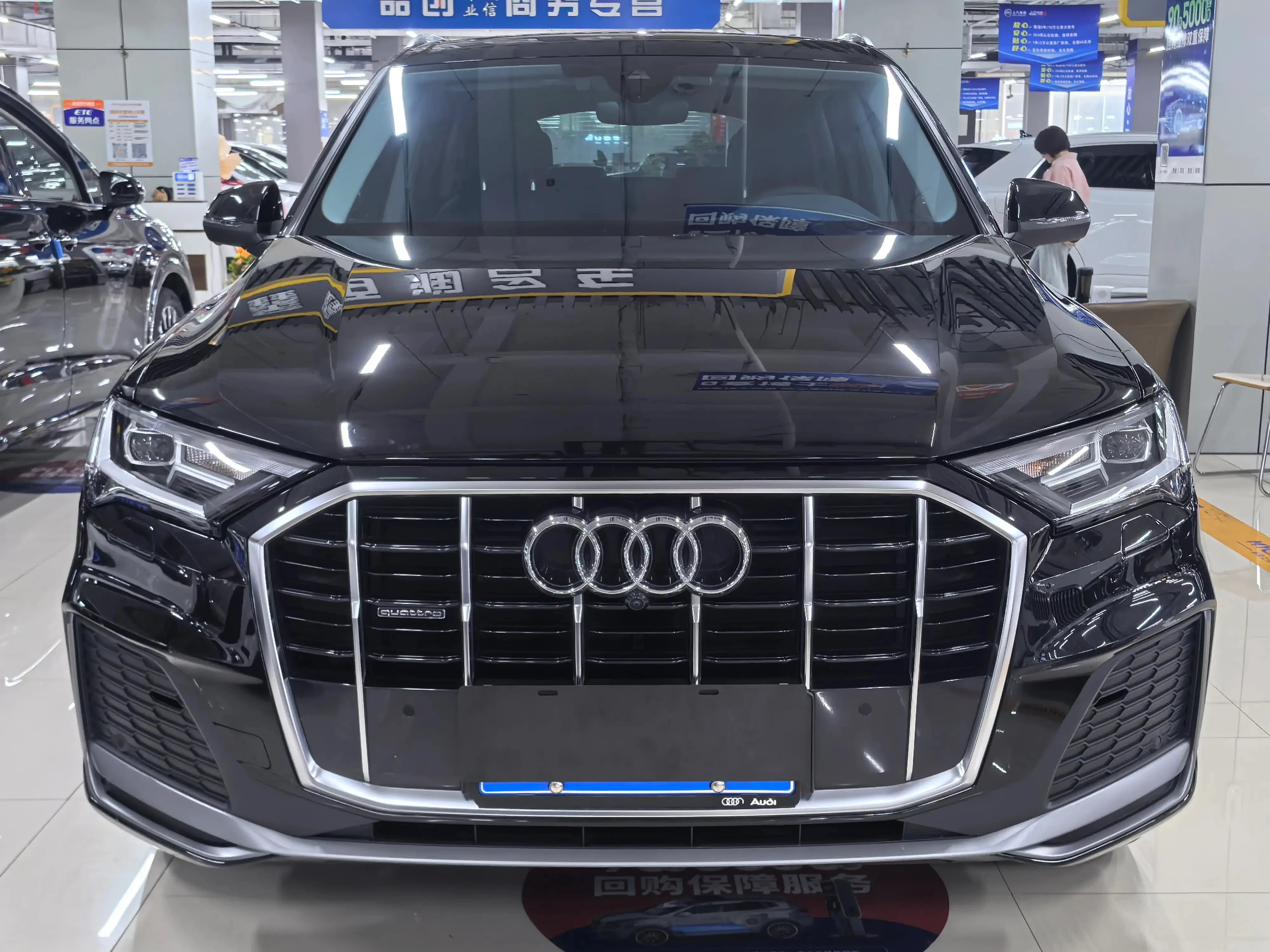 Audi Q7 45 TFSI Sport Trim - exterior