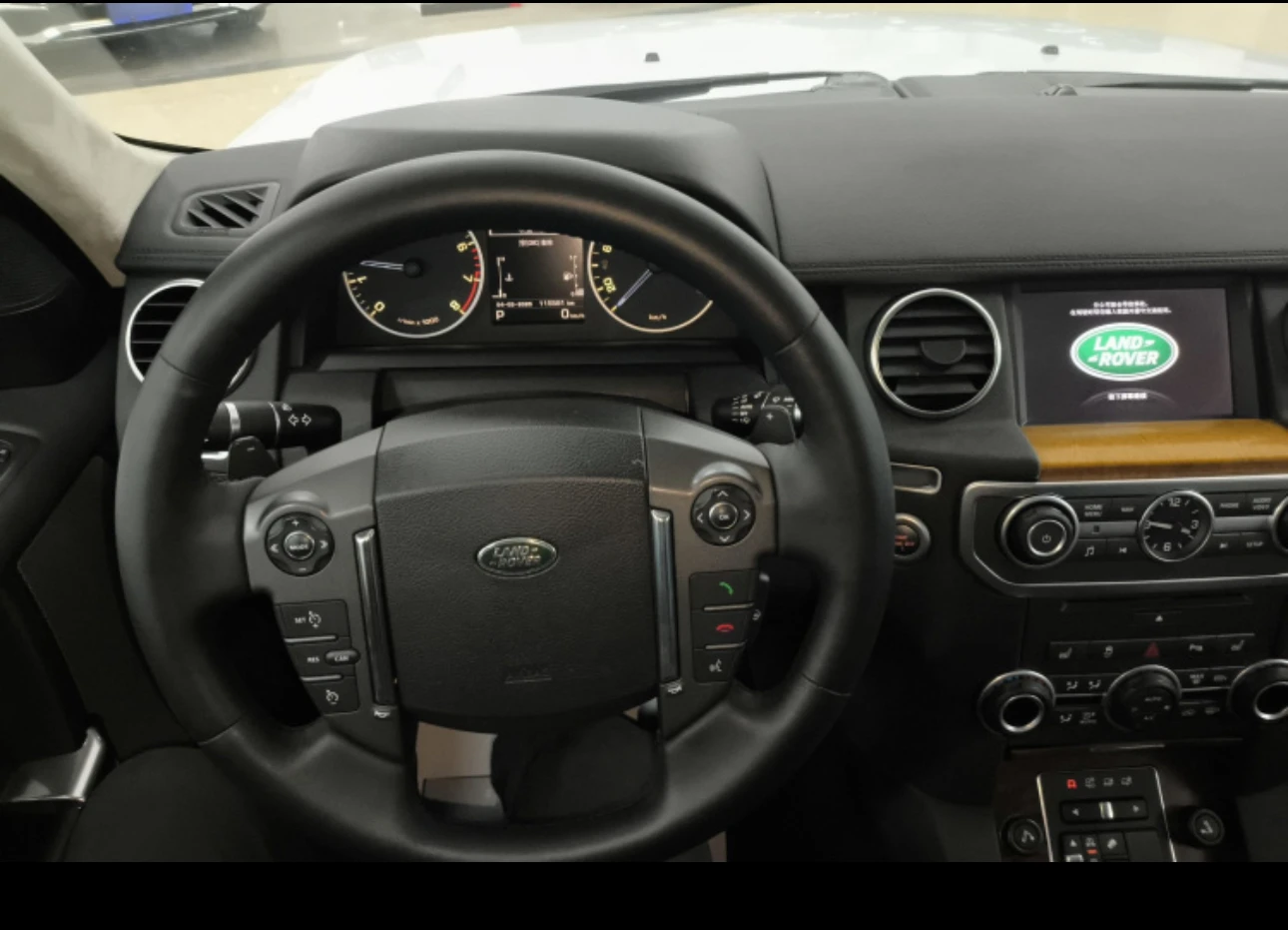 Land Rover Discovery AWD - interior