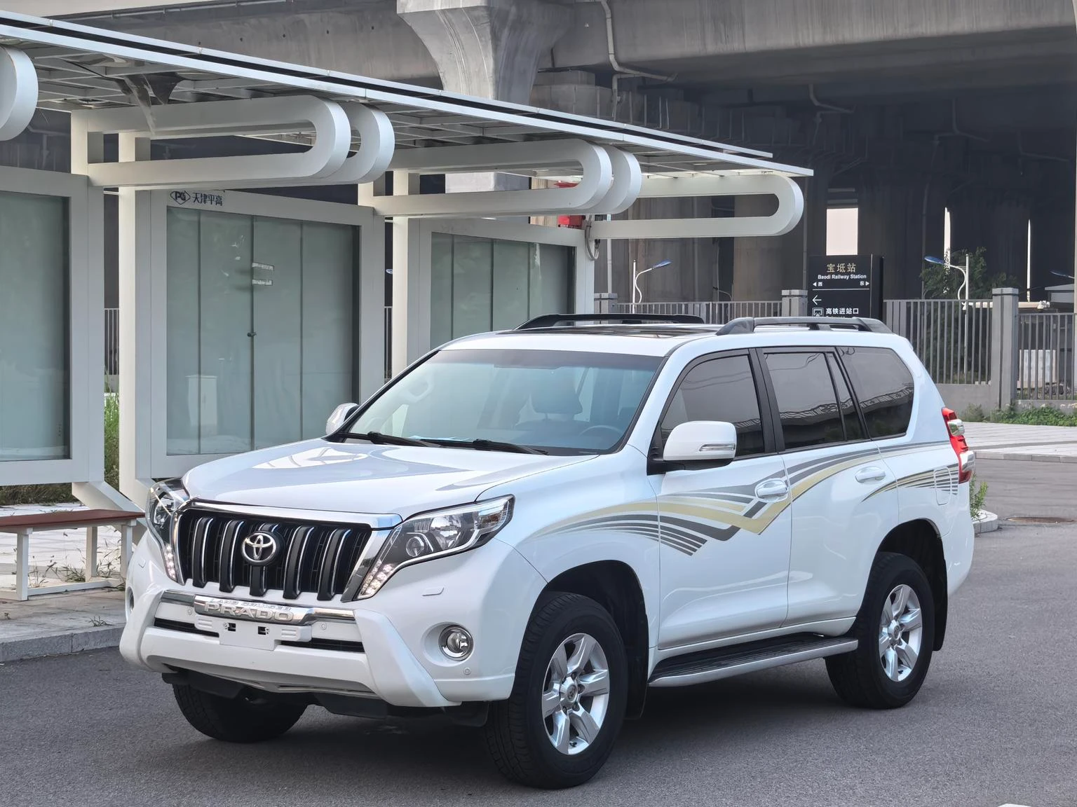 Toyota Prado 3.5L V6 (TX-L NAVI Trim) - exterior