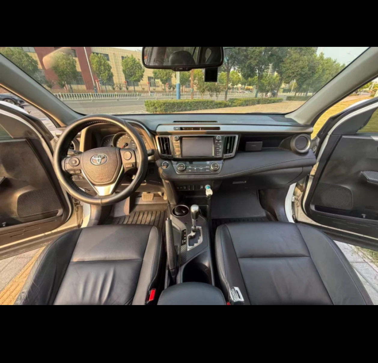 Toyota RAV4  4WD  - interior