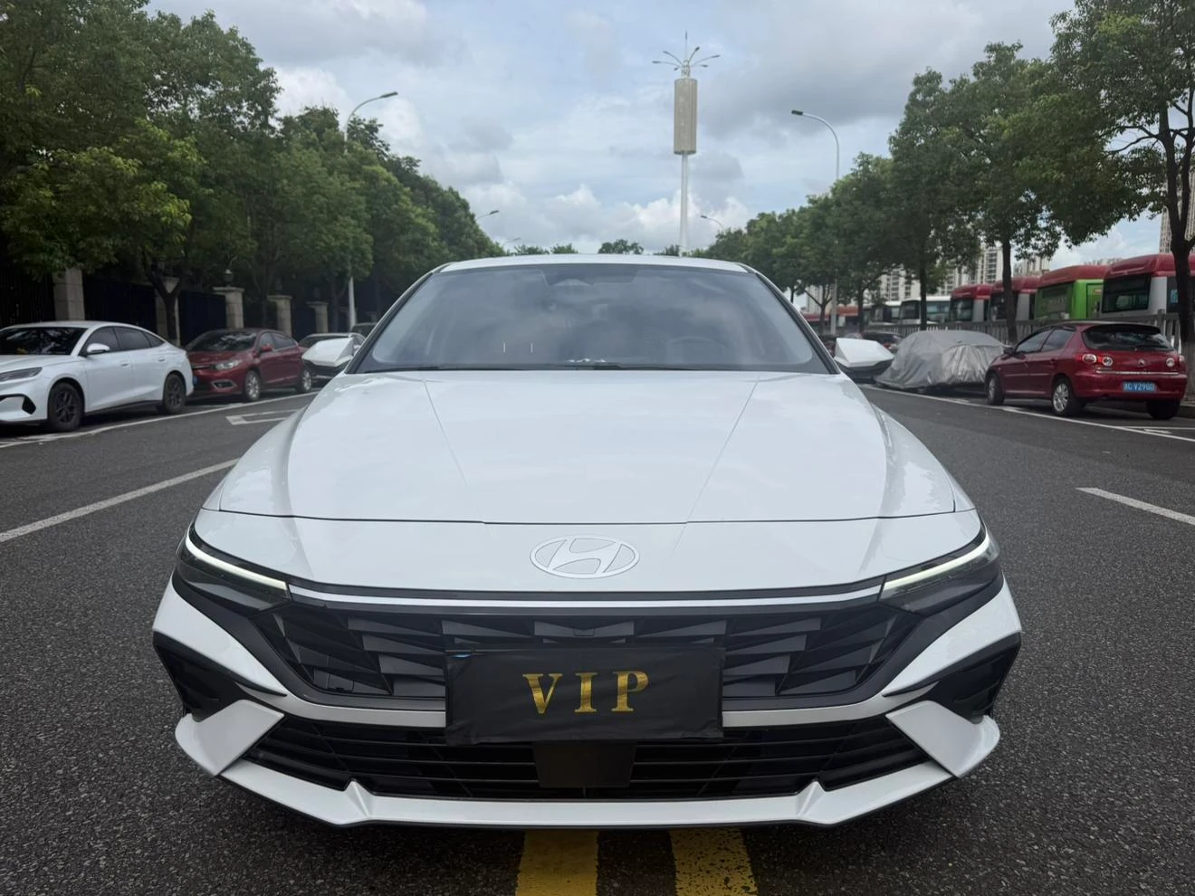 Hyundai Elantra 1.5L CVT LUX Premium Edition - exterior