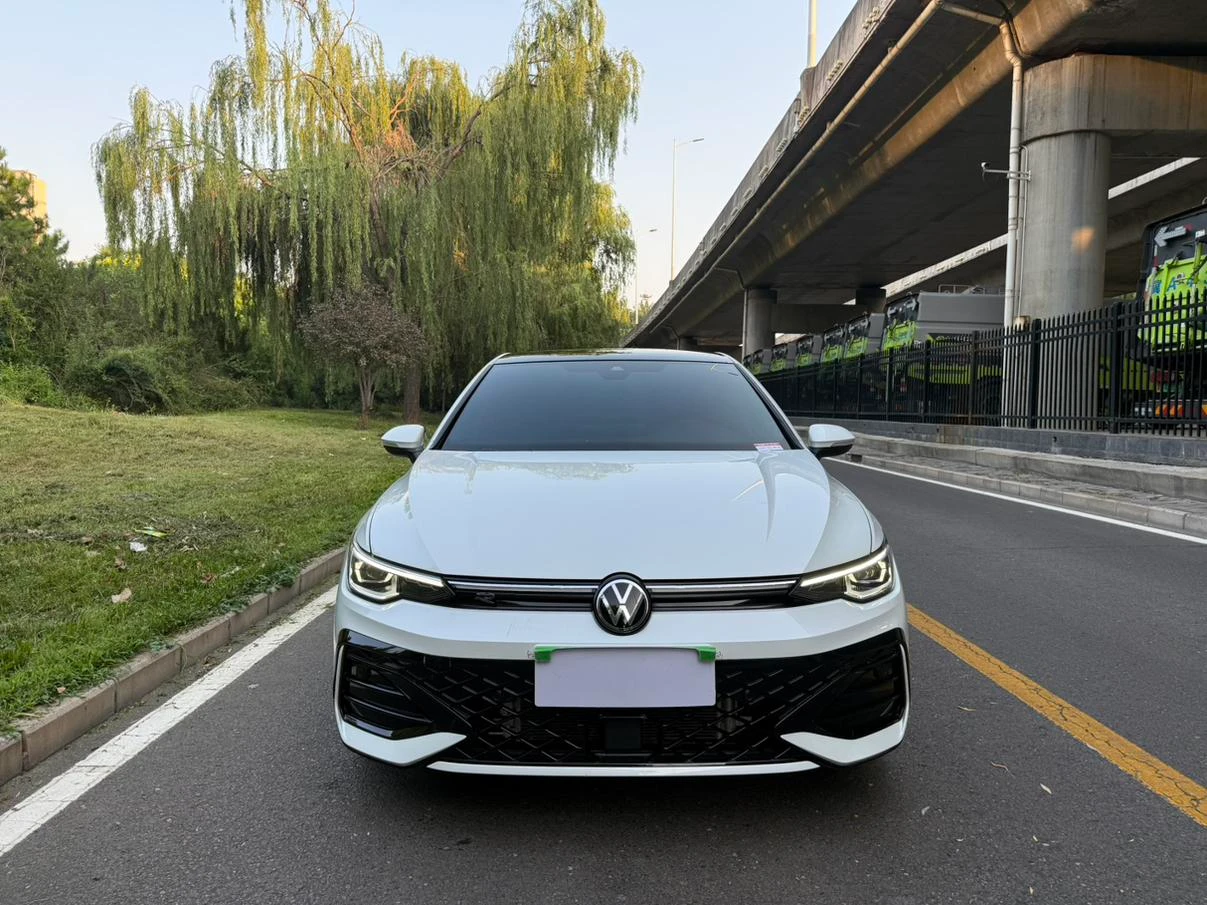 Volkswagen Golf 300TSI R-Line - exterior