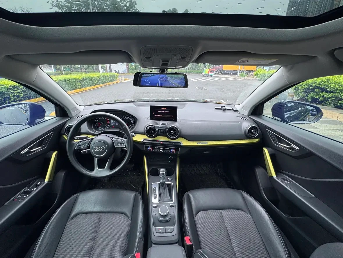 Audi Q2L 35TFSI  - interior