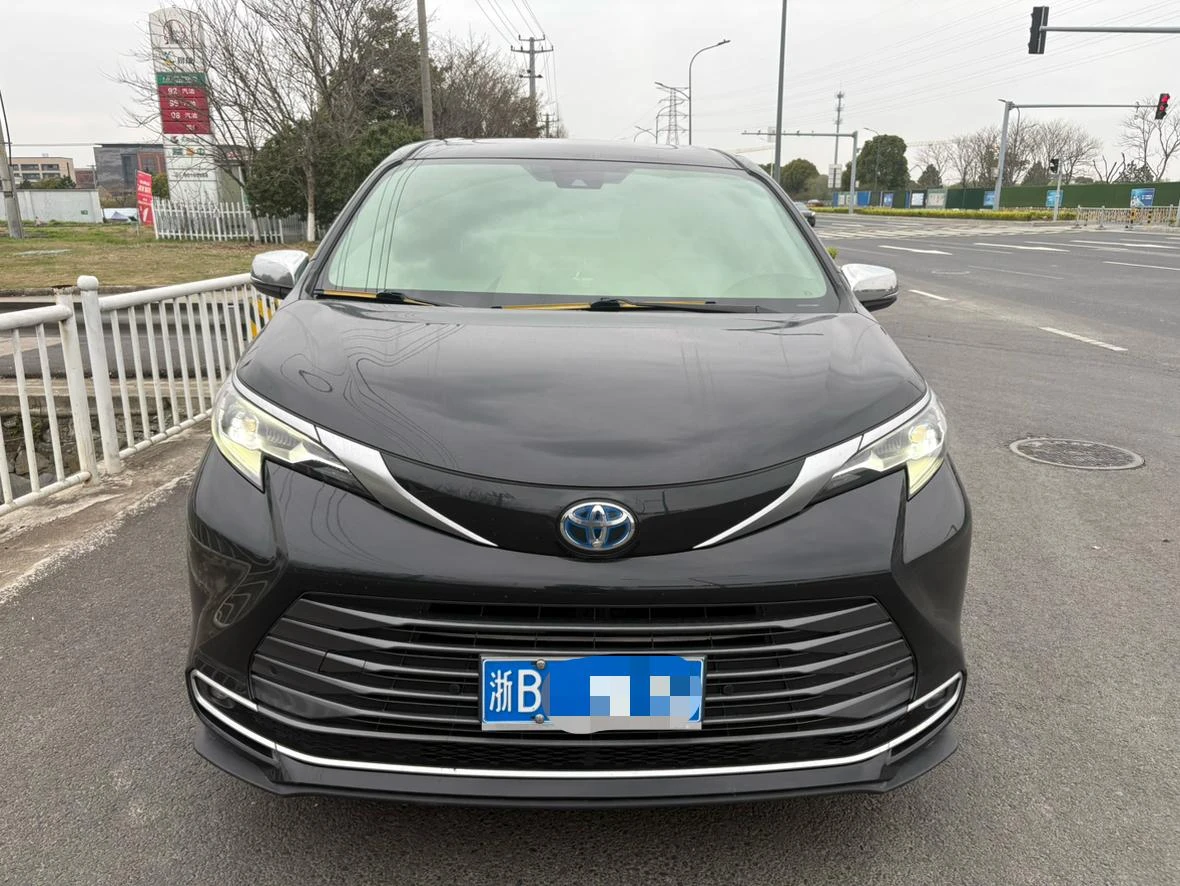 Toyota Sienna 2.5L Hybrid E-CVT 2WD - exterior