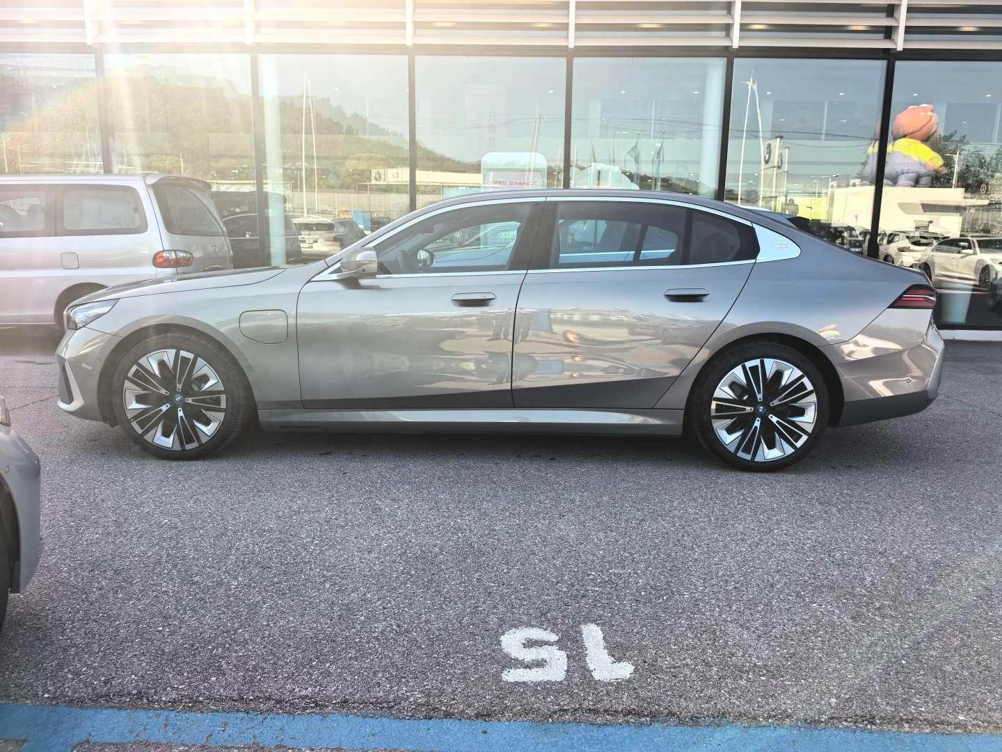 BMW i5 eDrive35L Premium Luxury Package - exterior