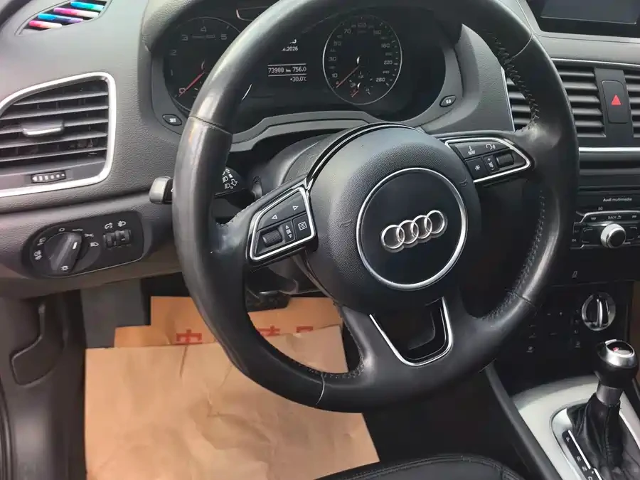 Audi Q3 35 TFSI - interior