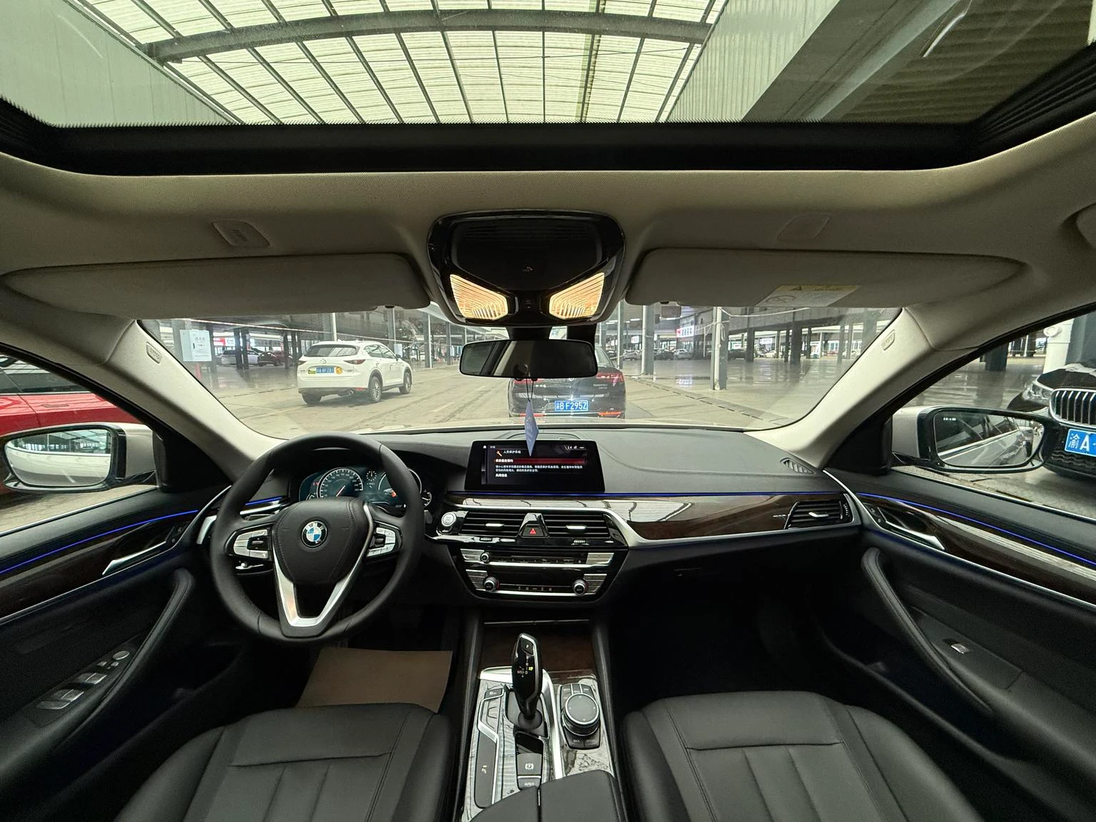 BMW 525Li  - interior