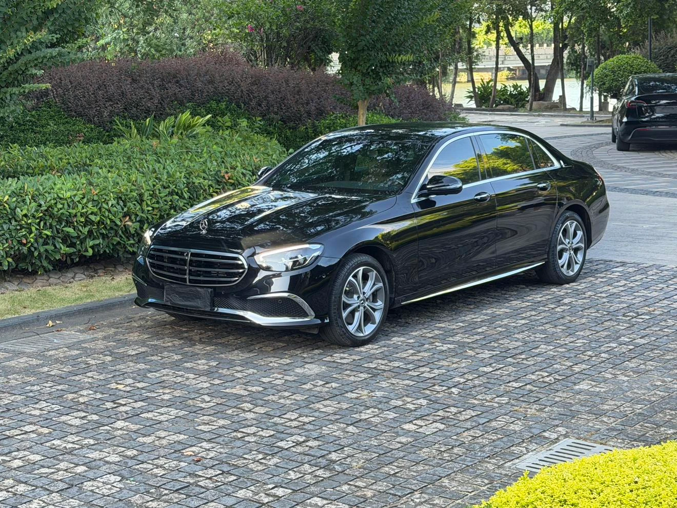 Mercedes-Benz E-Class  300 L Fashion Sedan - exterior