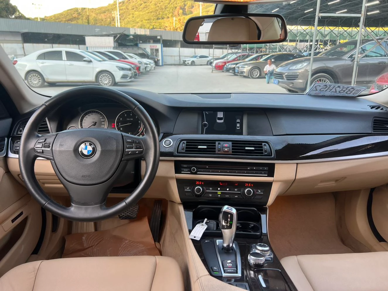 BMW 523i Luxury - interior