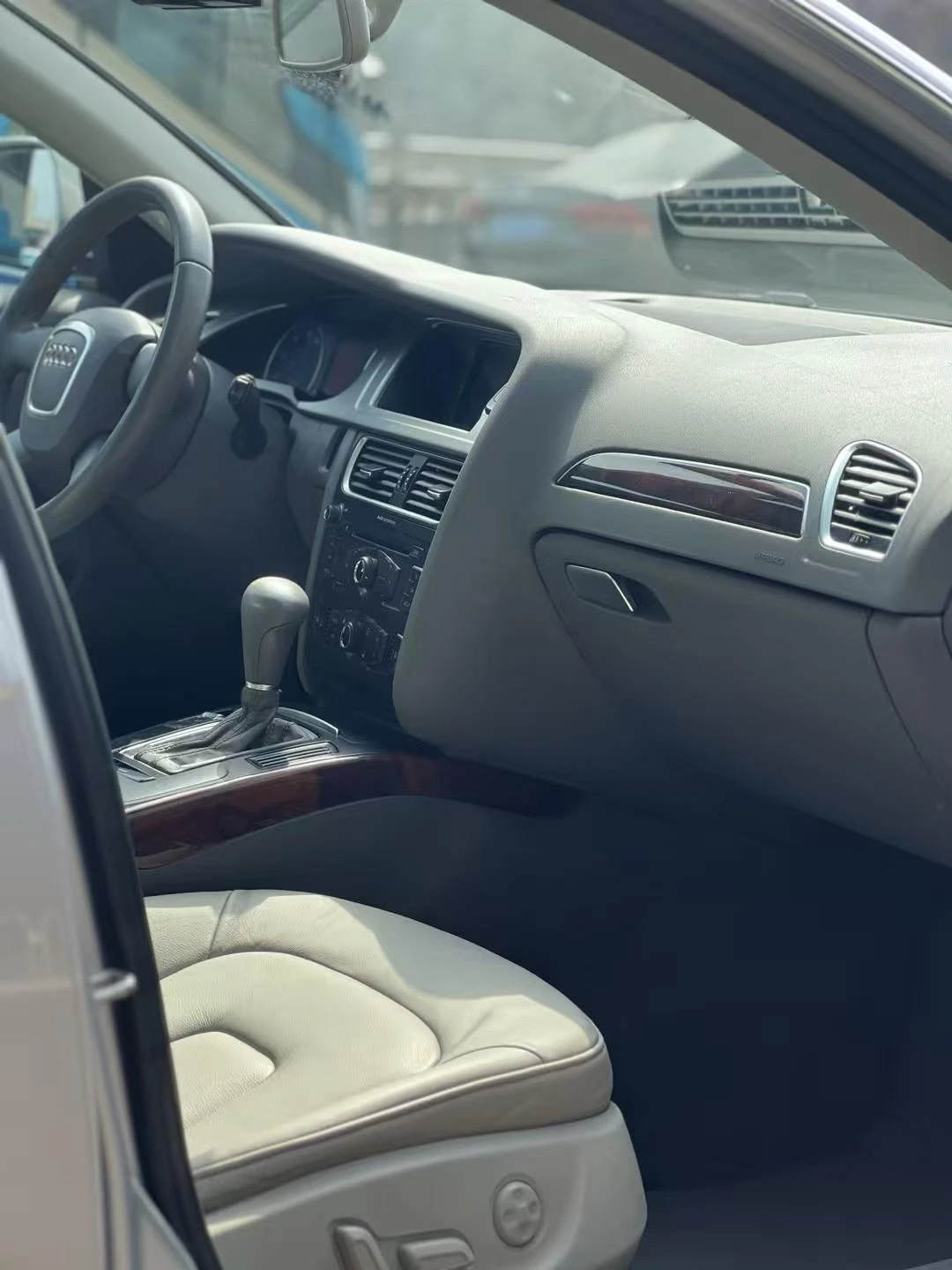 Audi A4L  TFSI  - interior
