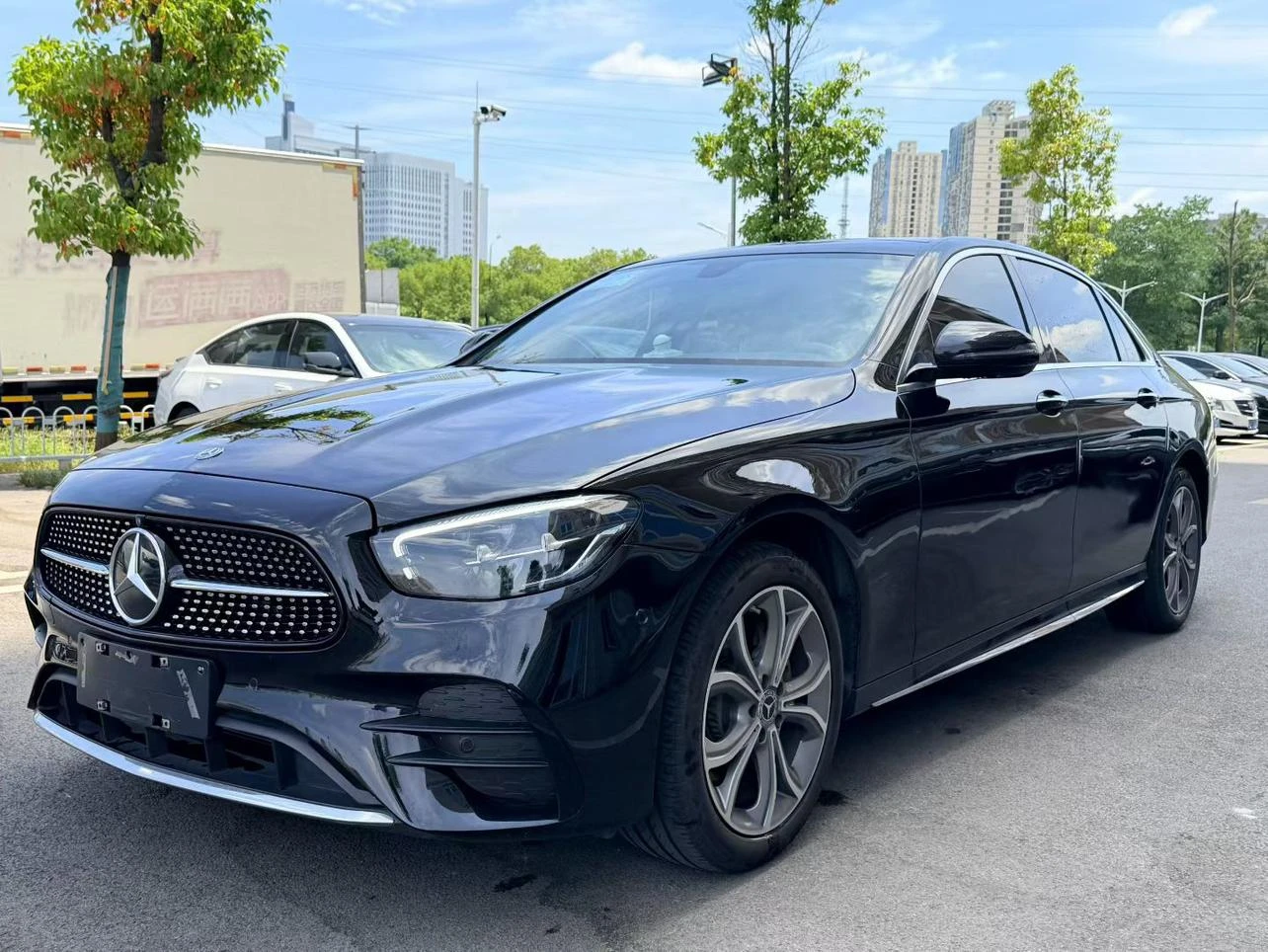 Mercedes-Benz E-Class E300 L Facelift Sport Edition - exterior