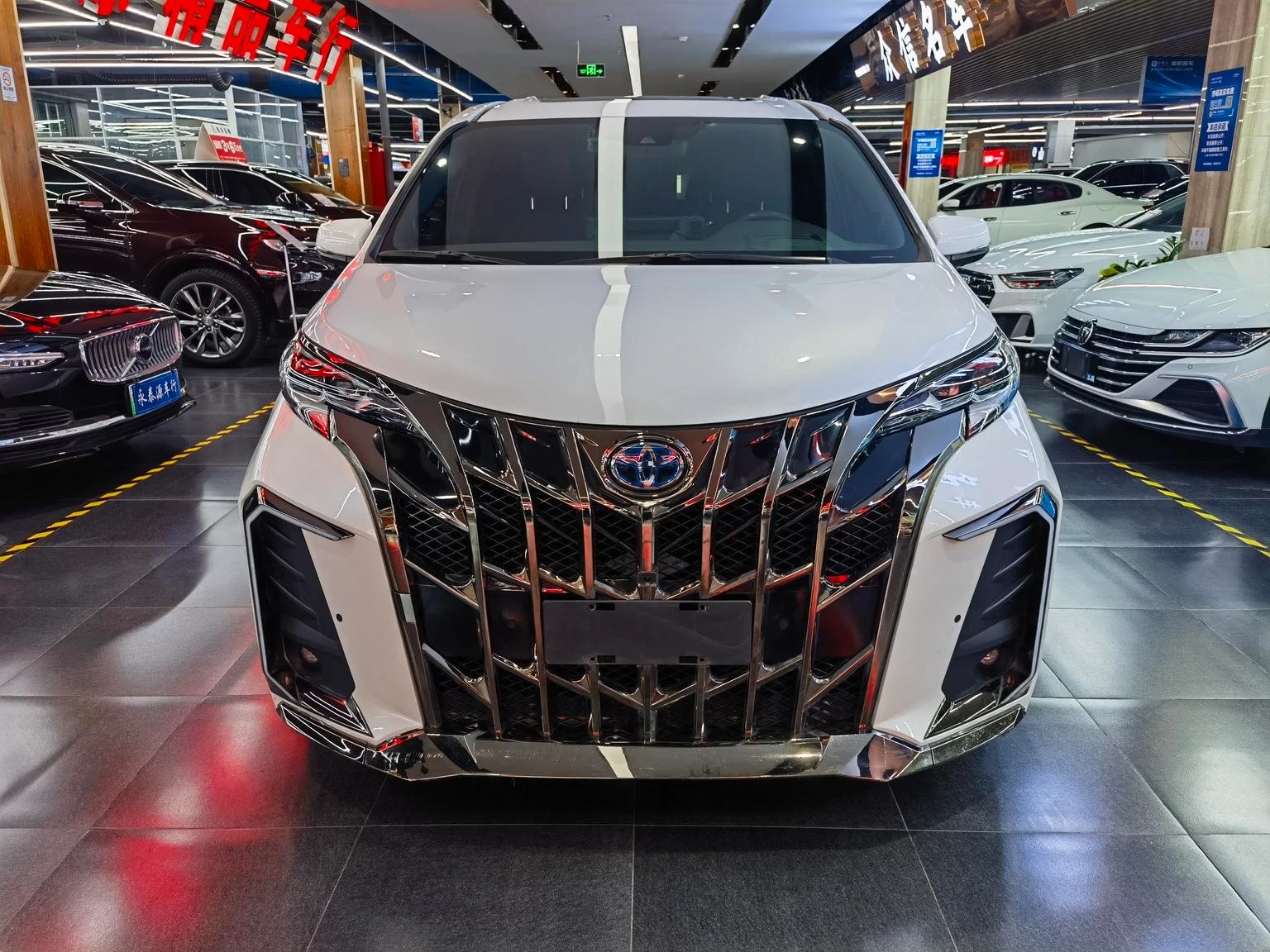Toyota Sienna Hybrid 2.5L Platinum Edition - exterior