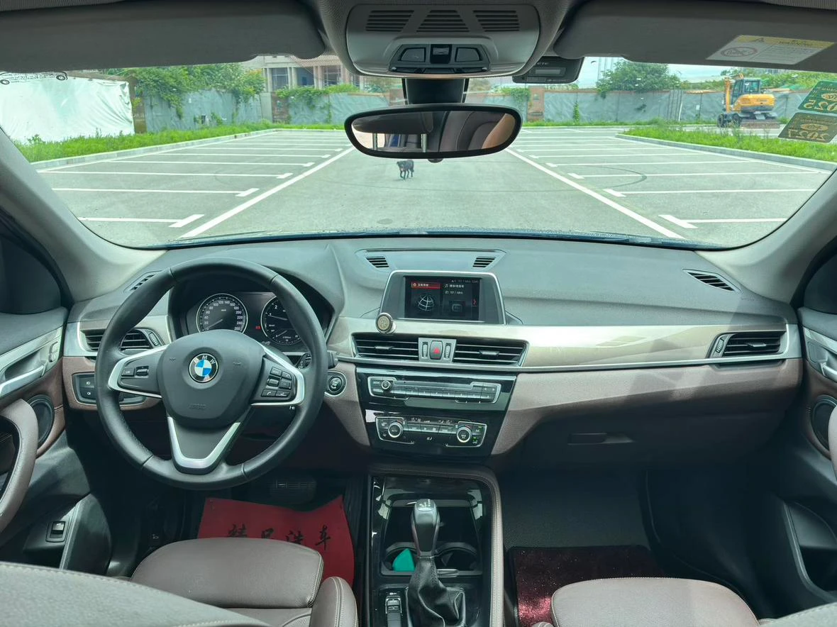 BMW X1 sDrive18Li  - interior