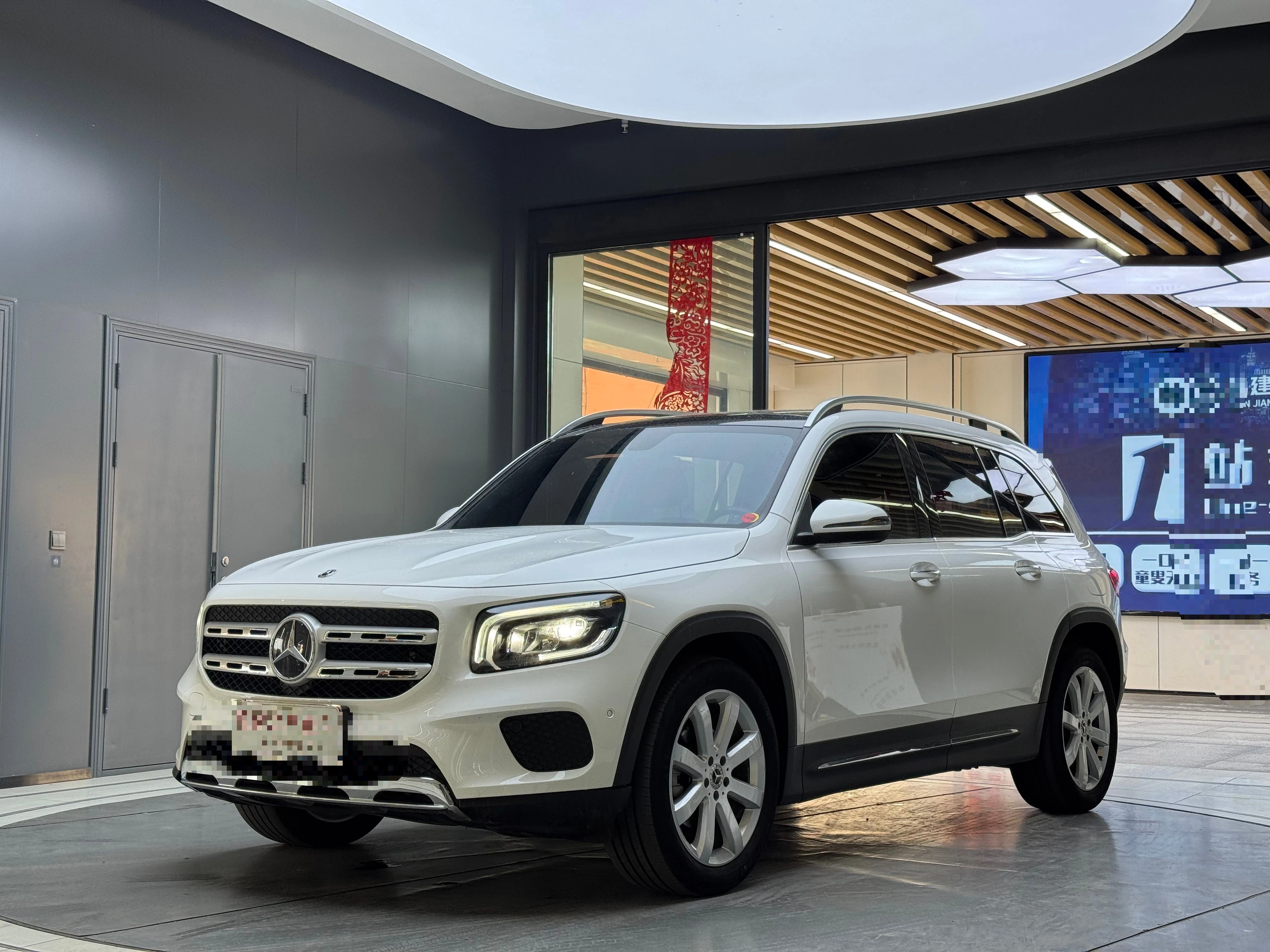Mercedes-Benz GLB200 - exterior