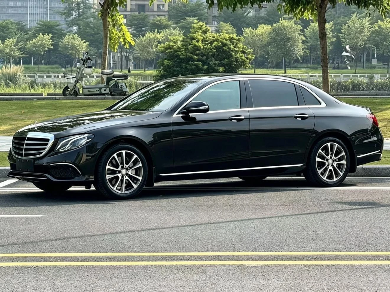 Mercedes-Benz E300 L  - exterior
