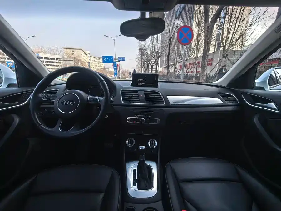 Audi Q3 35 TFSI quattro  - interior