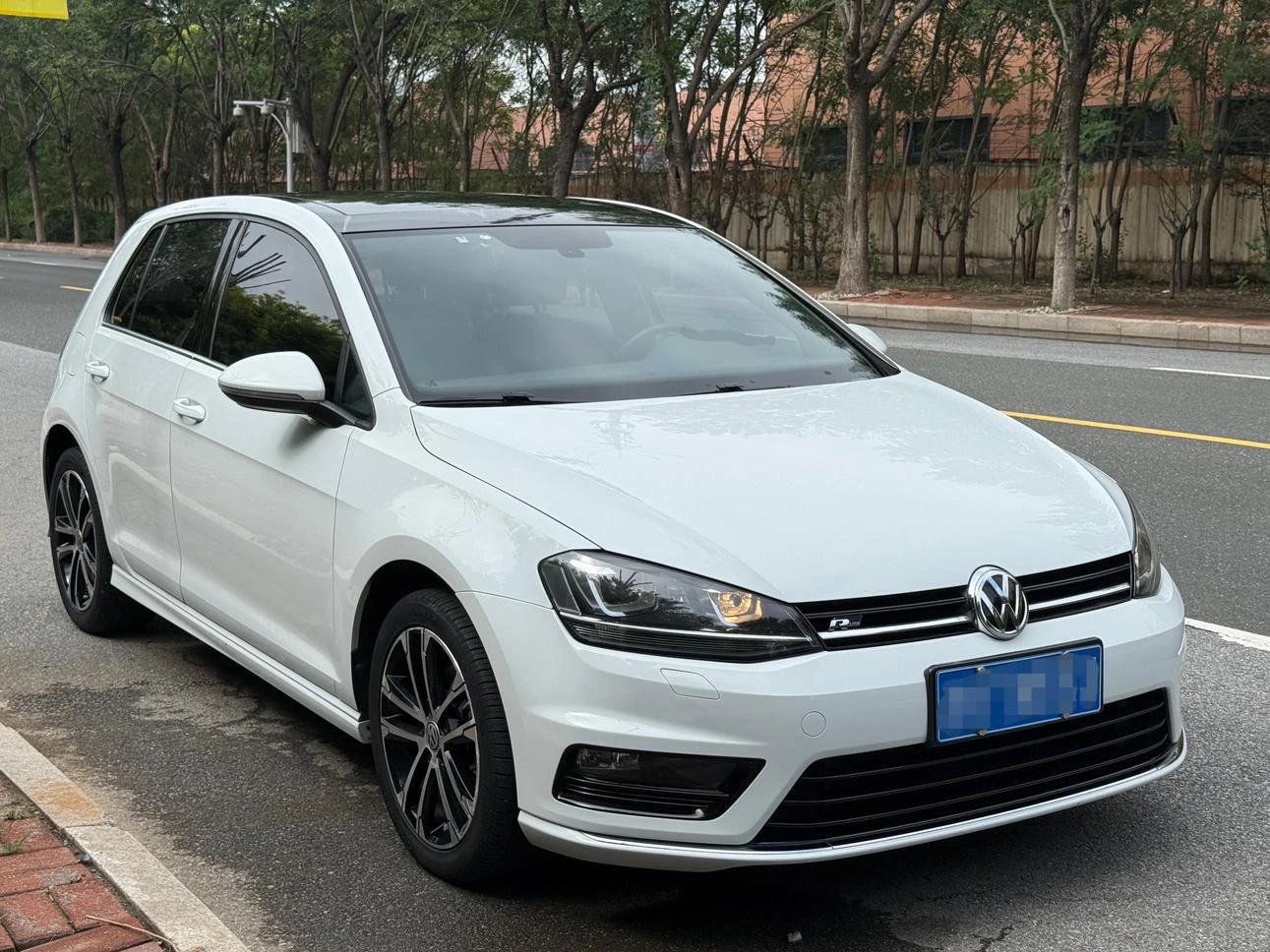Volkswagen Golf 280TSI Automatic R-Line Million Edition - exterior