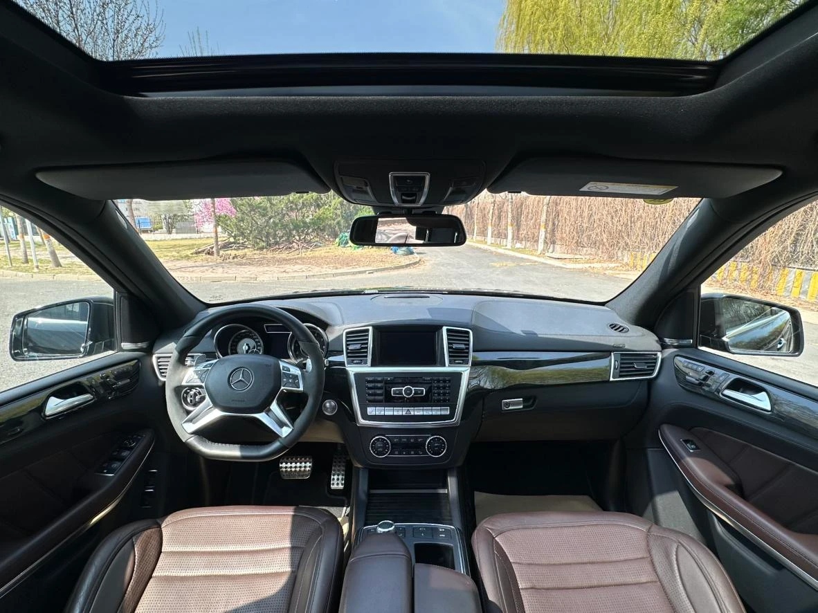 Mercedes-Benz GL63 - interior
