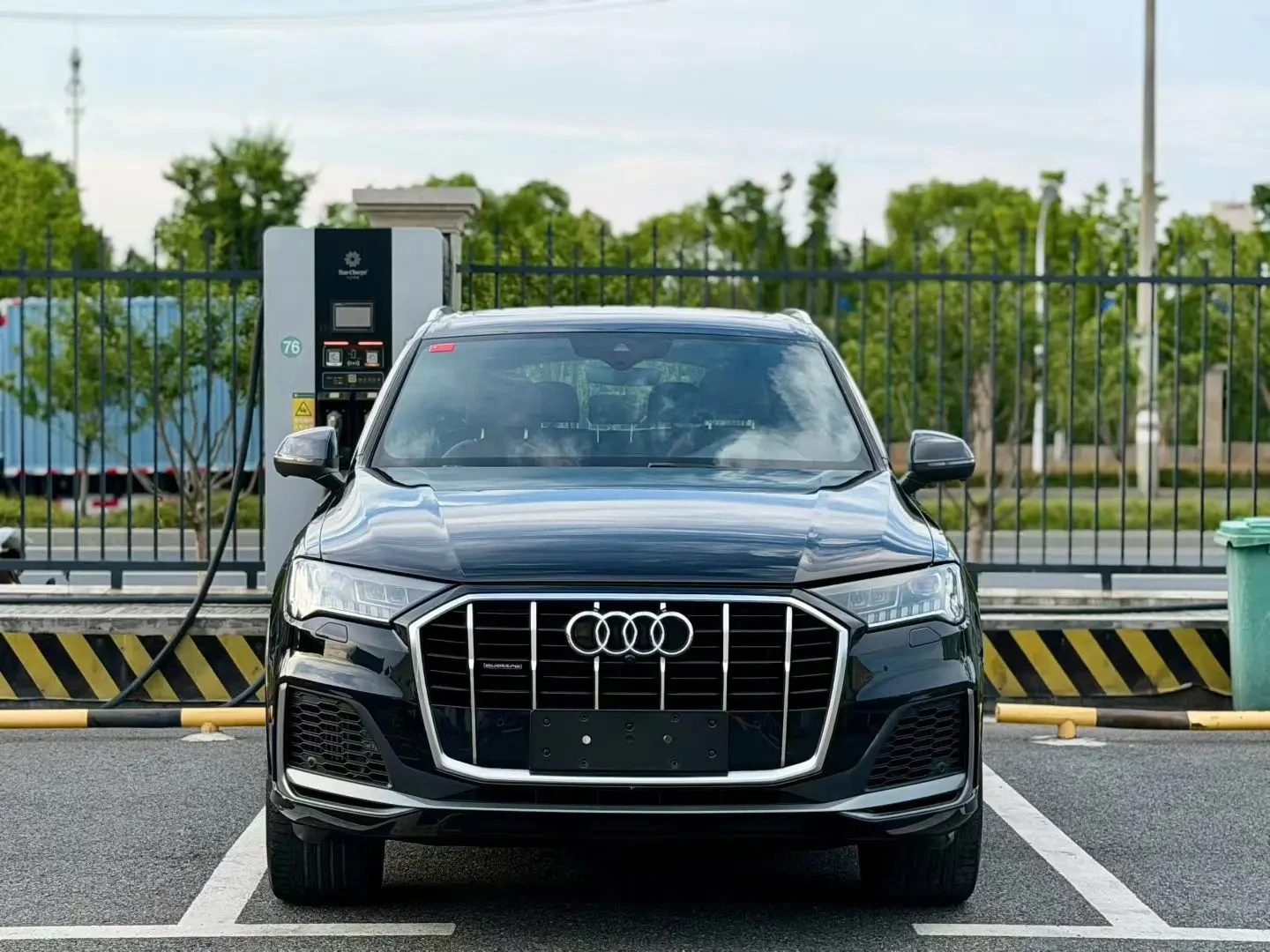 Audi Q7 55 TFSI Sport Trim - exterior