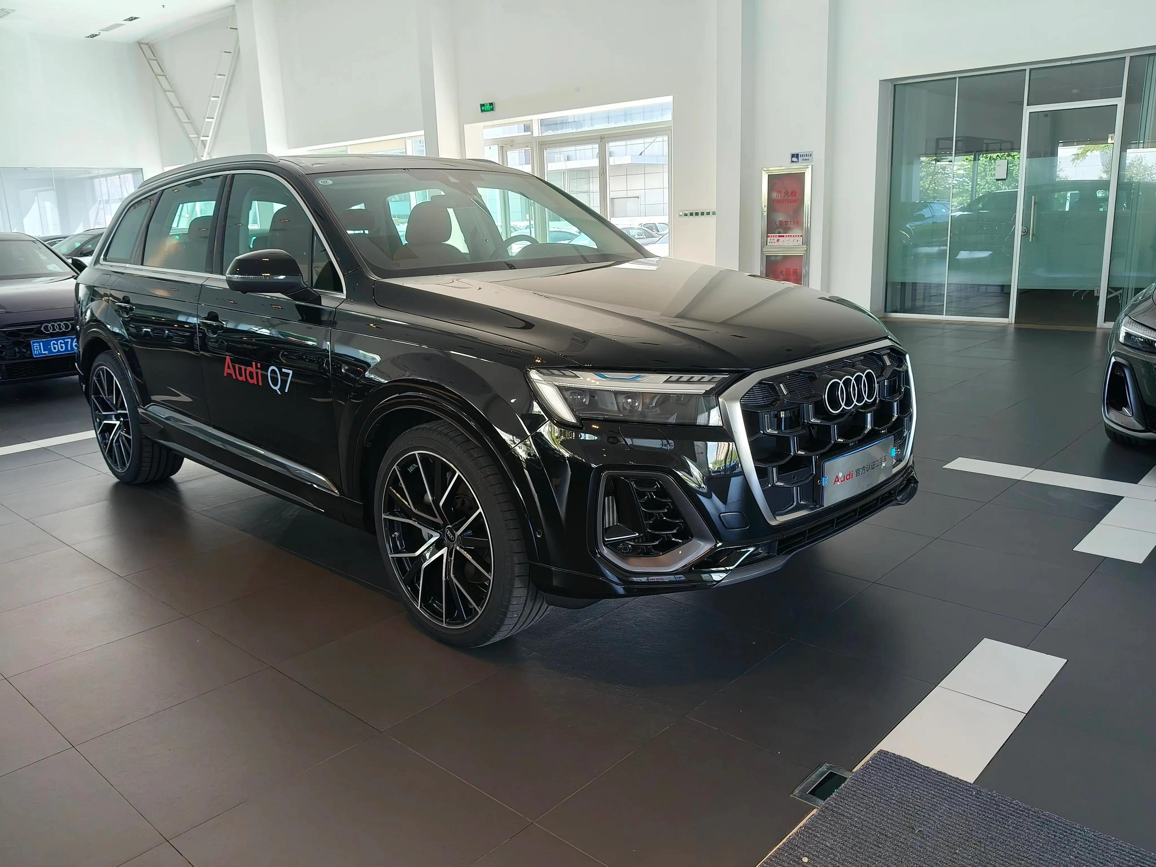 Audi Q7 55 TFSI Premium Trim - exterior