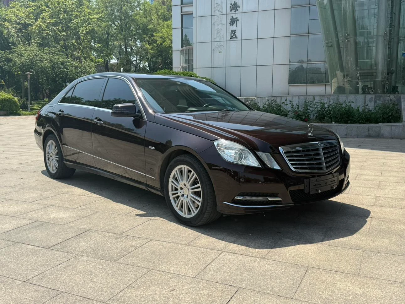 Mercedes-Benz E200 L CGI - exterior