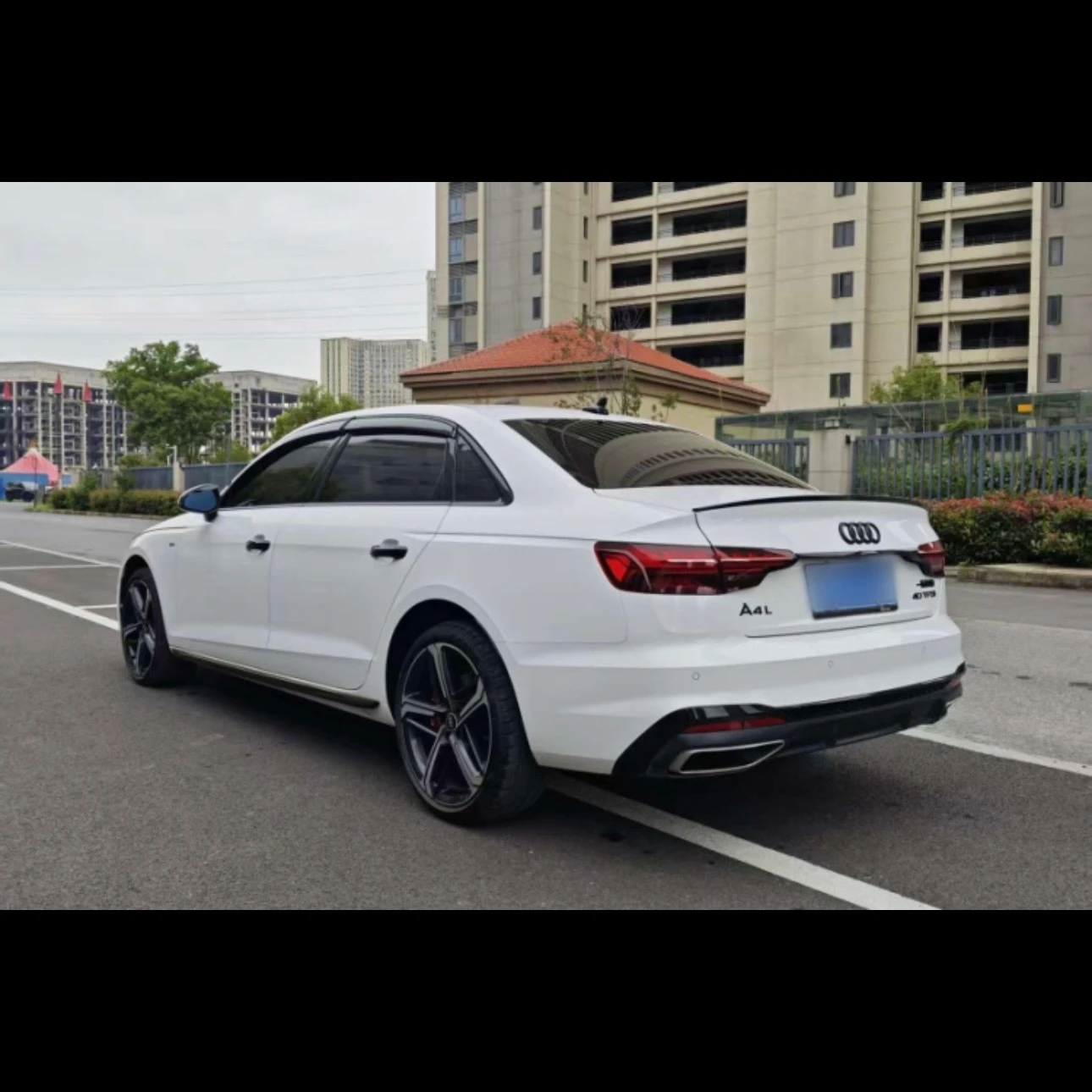 Audi A4L Premium Dynamic 40 - exterior