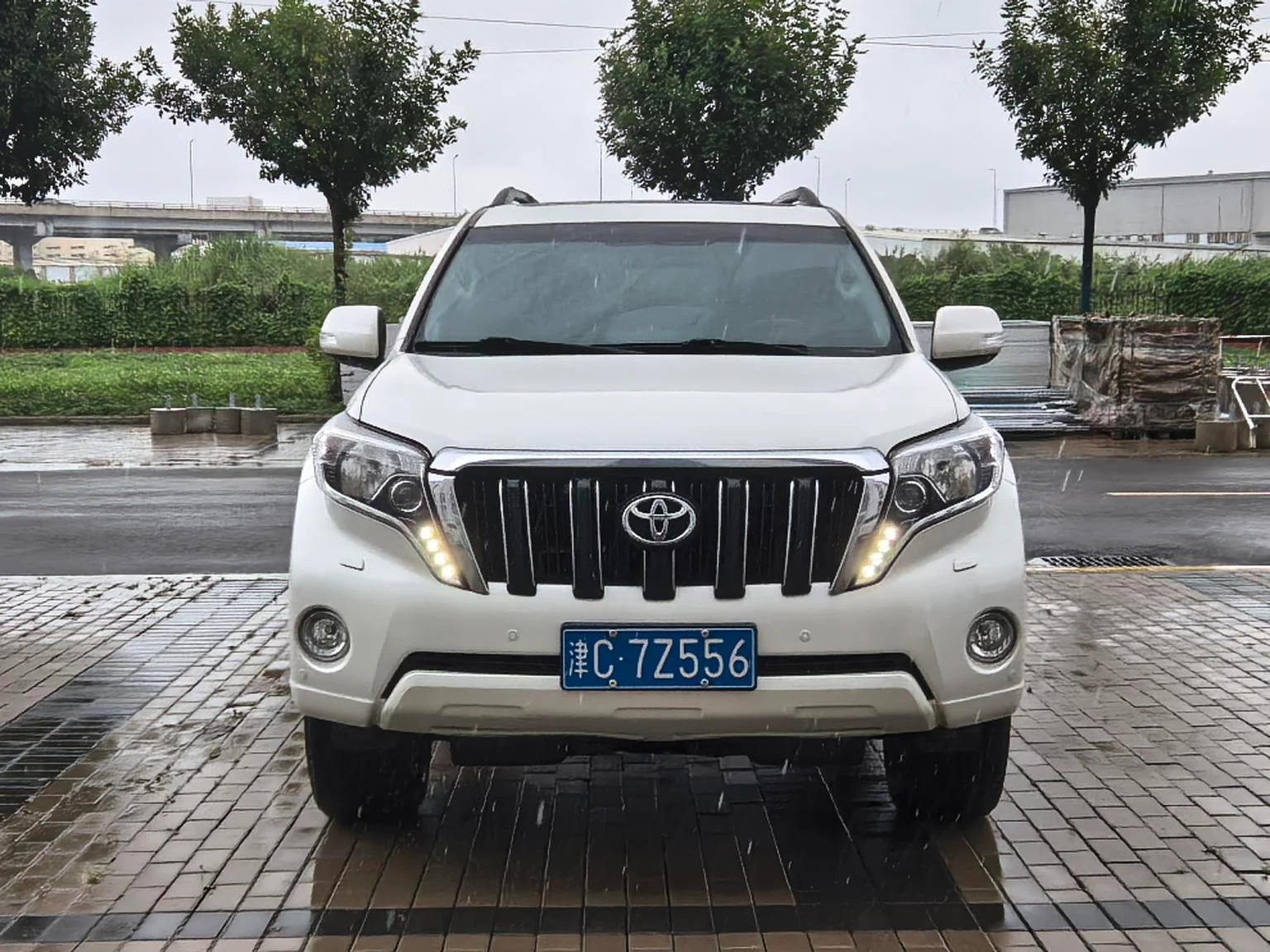 Toyota Prado 3.5L V6 (TX-L NAVI Trim) - exterior