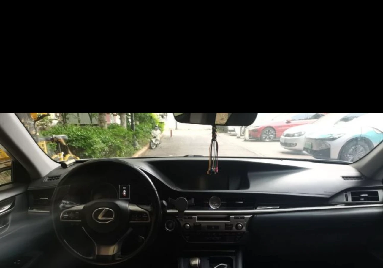 Lexus ES  FWD - interior