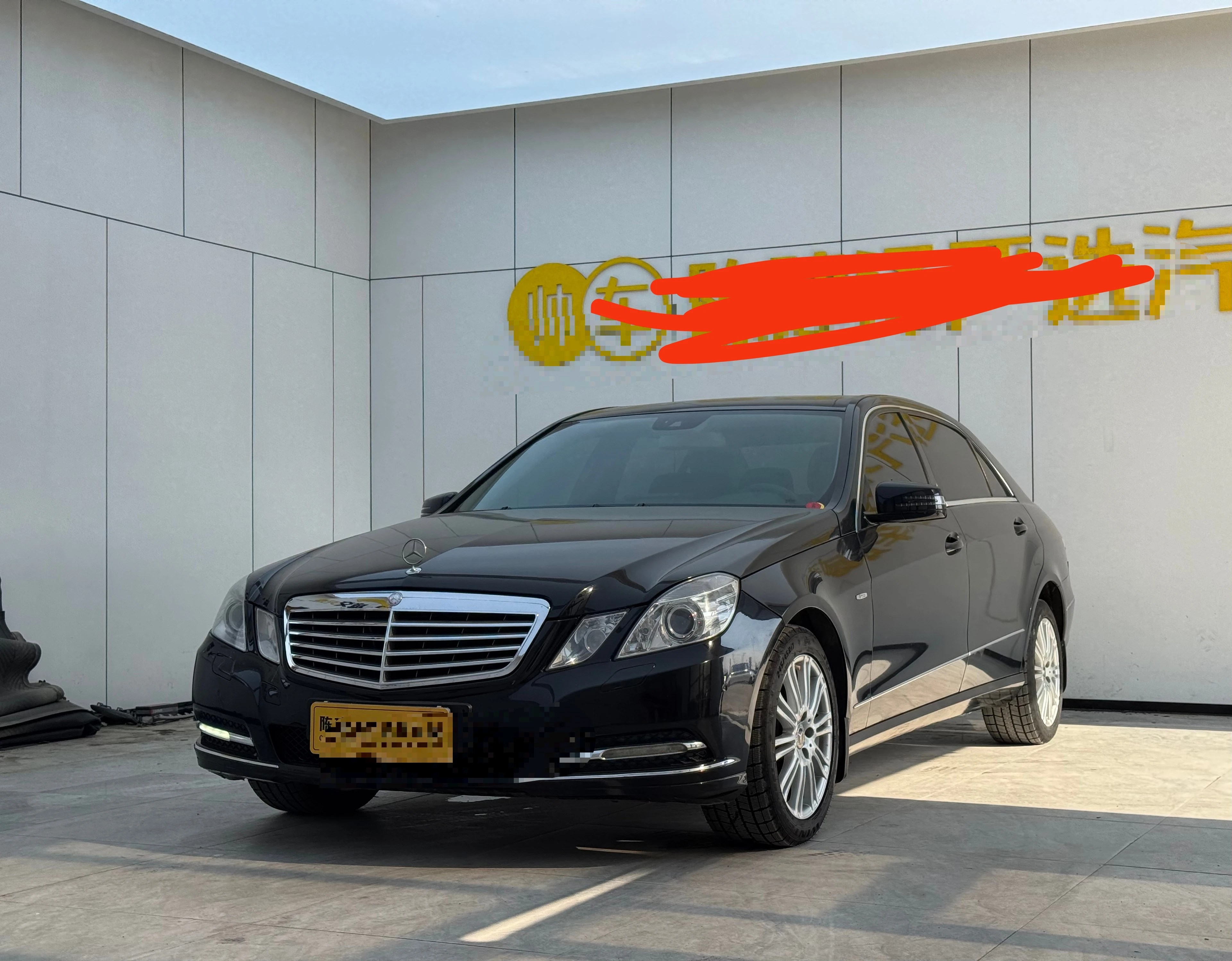 Mercedes-Benz E200L - exterior