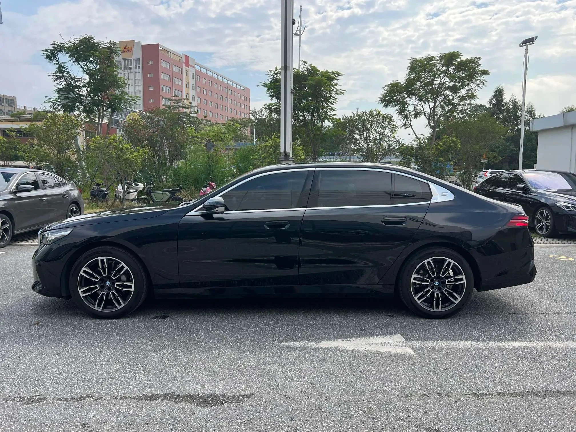 BMW 5 Series 530Li Leading - exterior