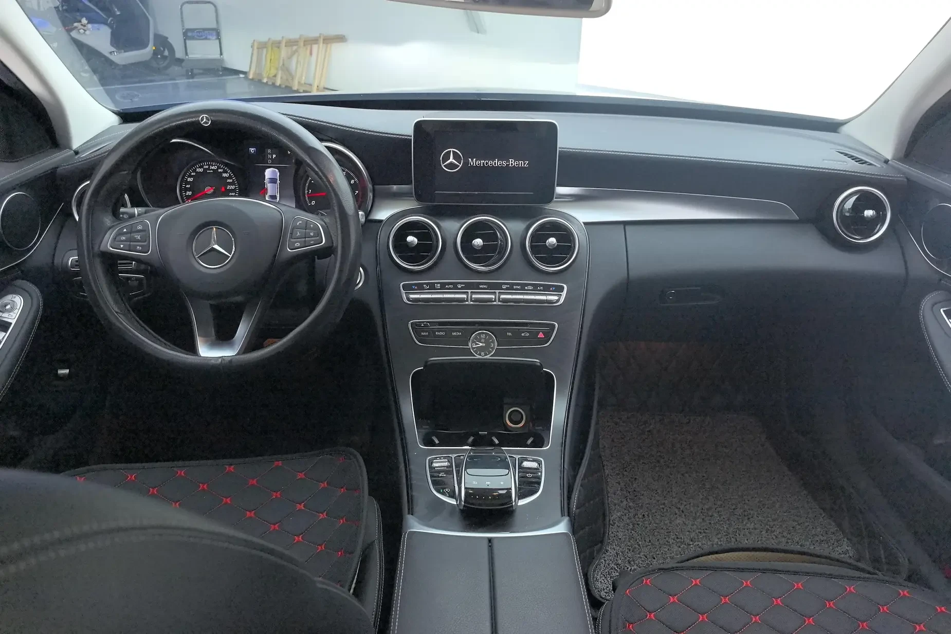 Mercedes-Benz C200L Sport - interior