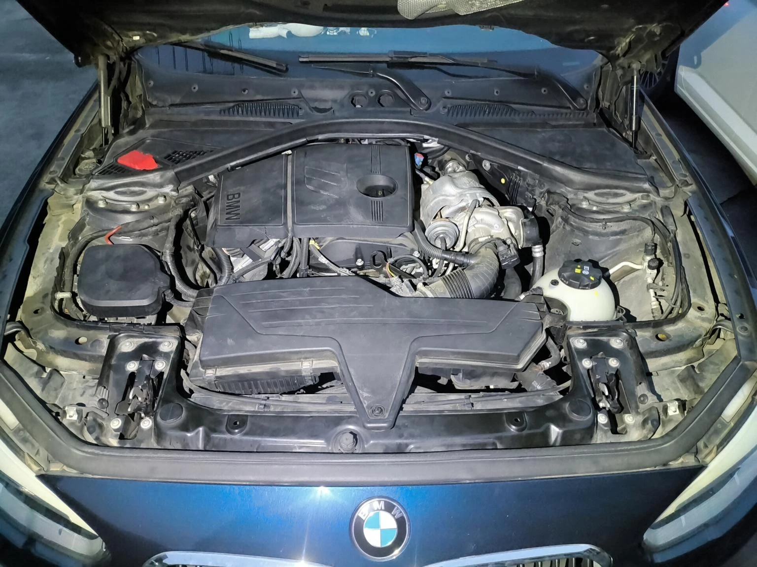 BMW 120i Leading  - engine