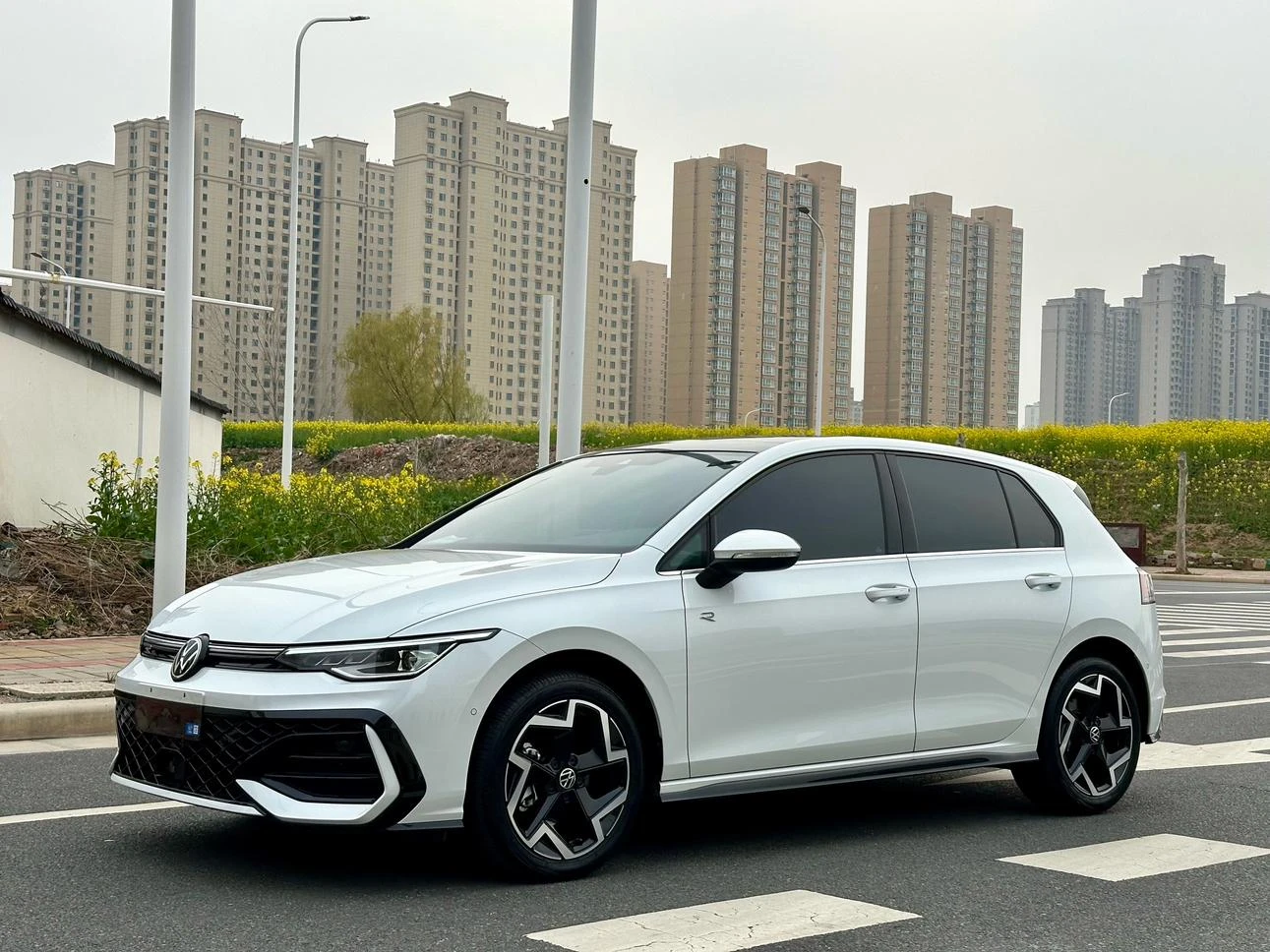 Volkswagen Golf 300TSI R-Line