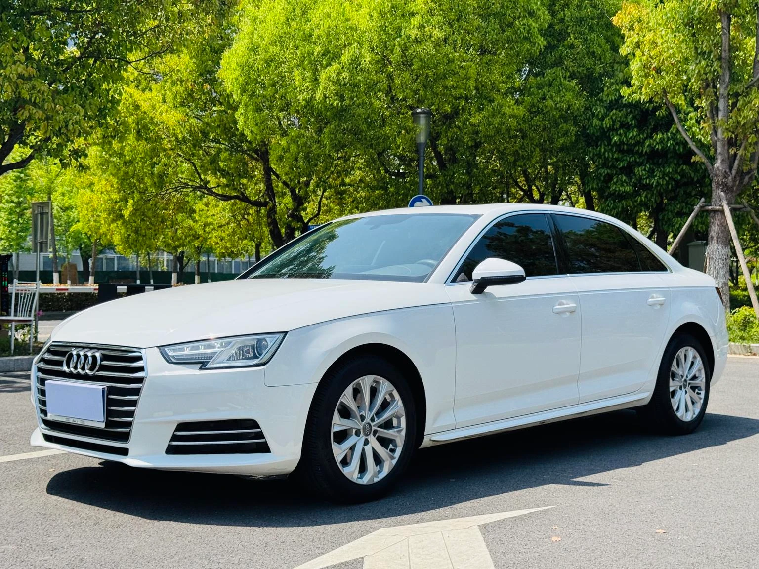 Audi A4L 40 TFSI Progressive - exterior