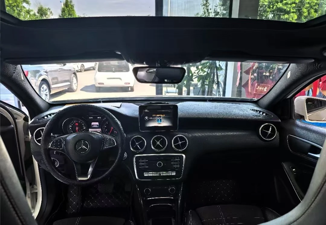 Mercedes-Benz A200 - interior