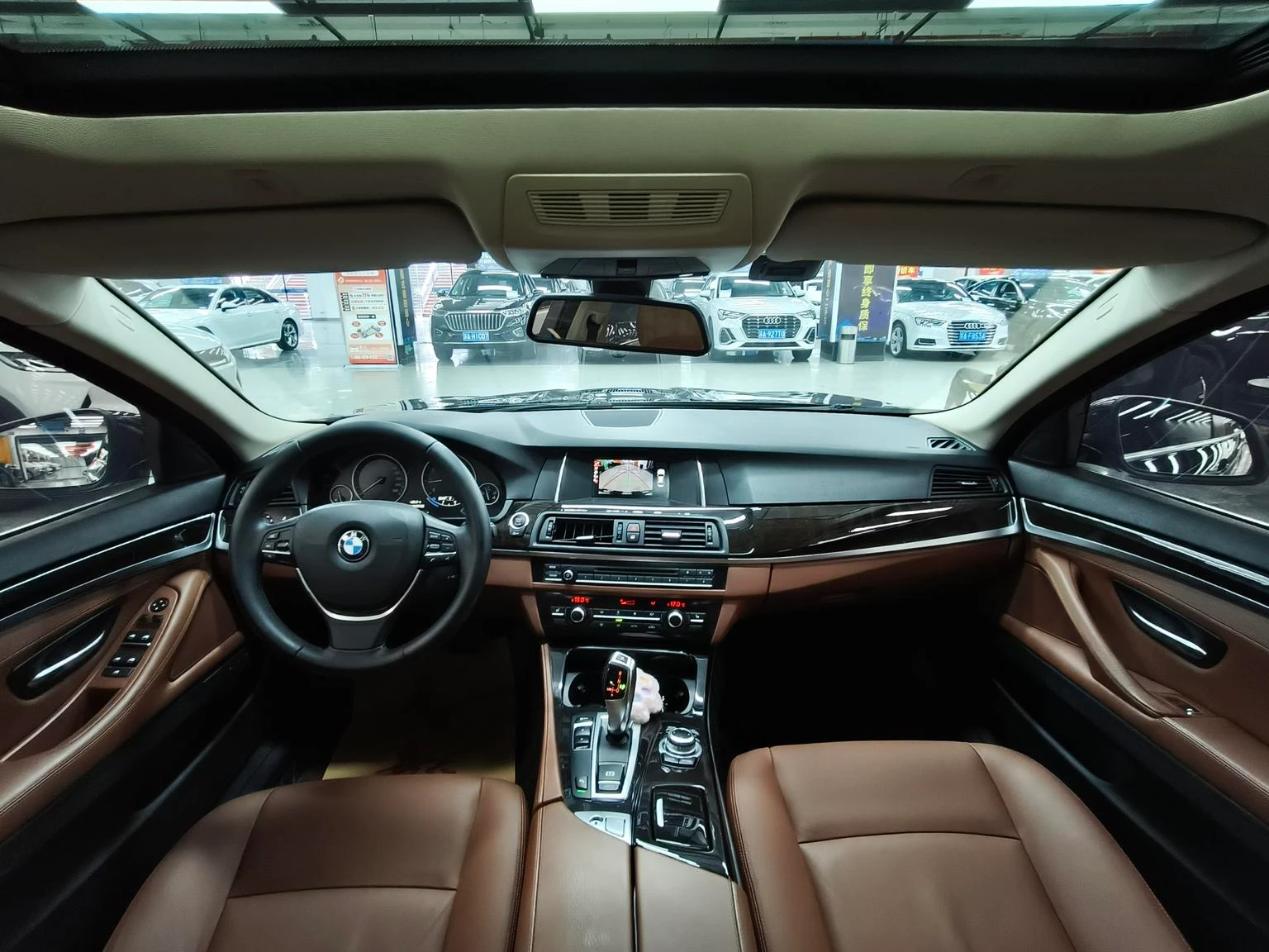 BMW 525Li - interior