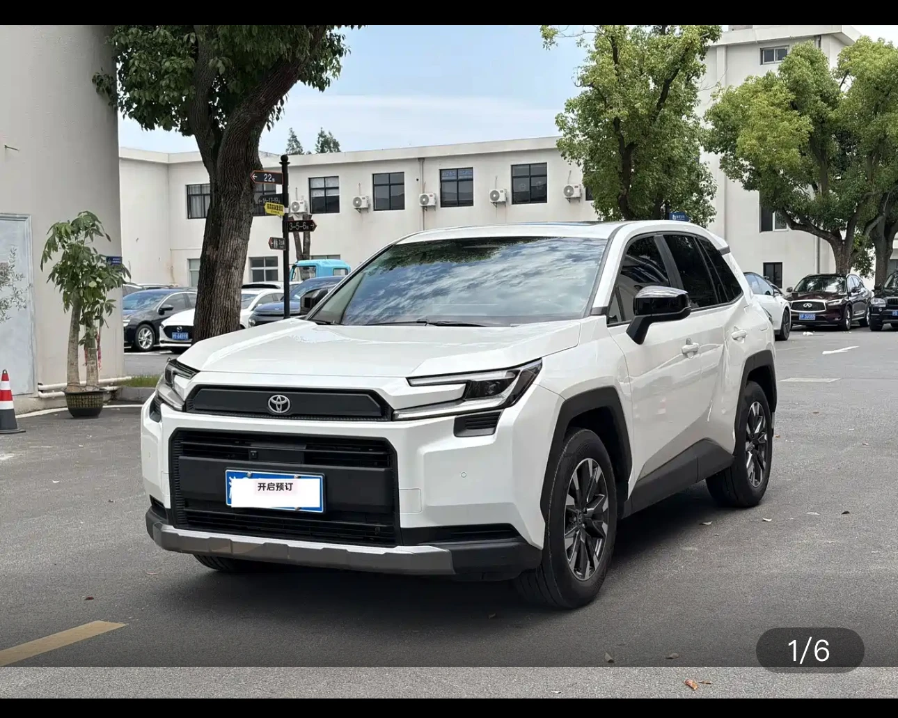 Toyota RAV4 2WD Luxury Edition - exterior