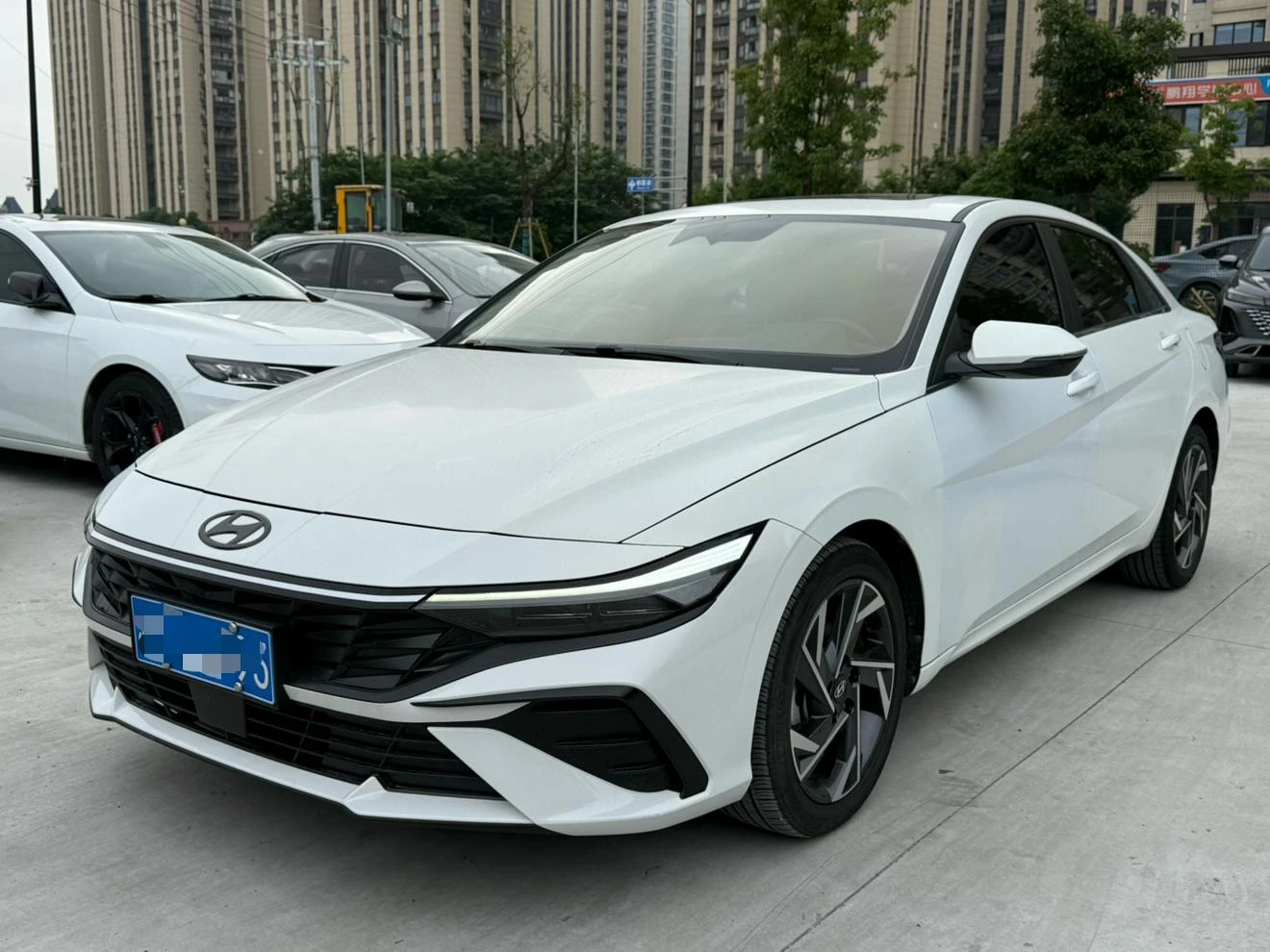 Hyundai Elantra 1.5L CVT LUX Premium Edition