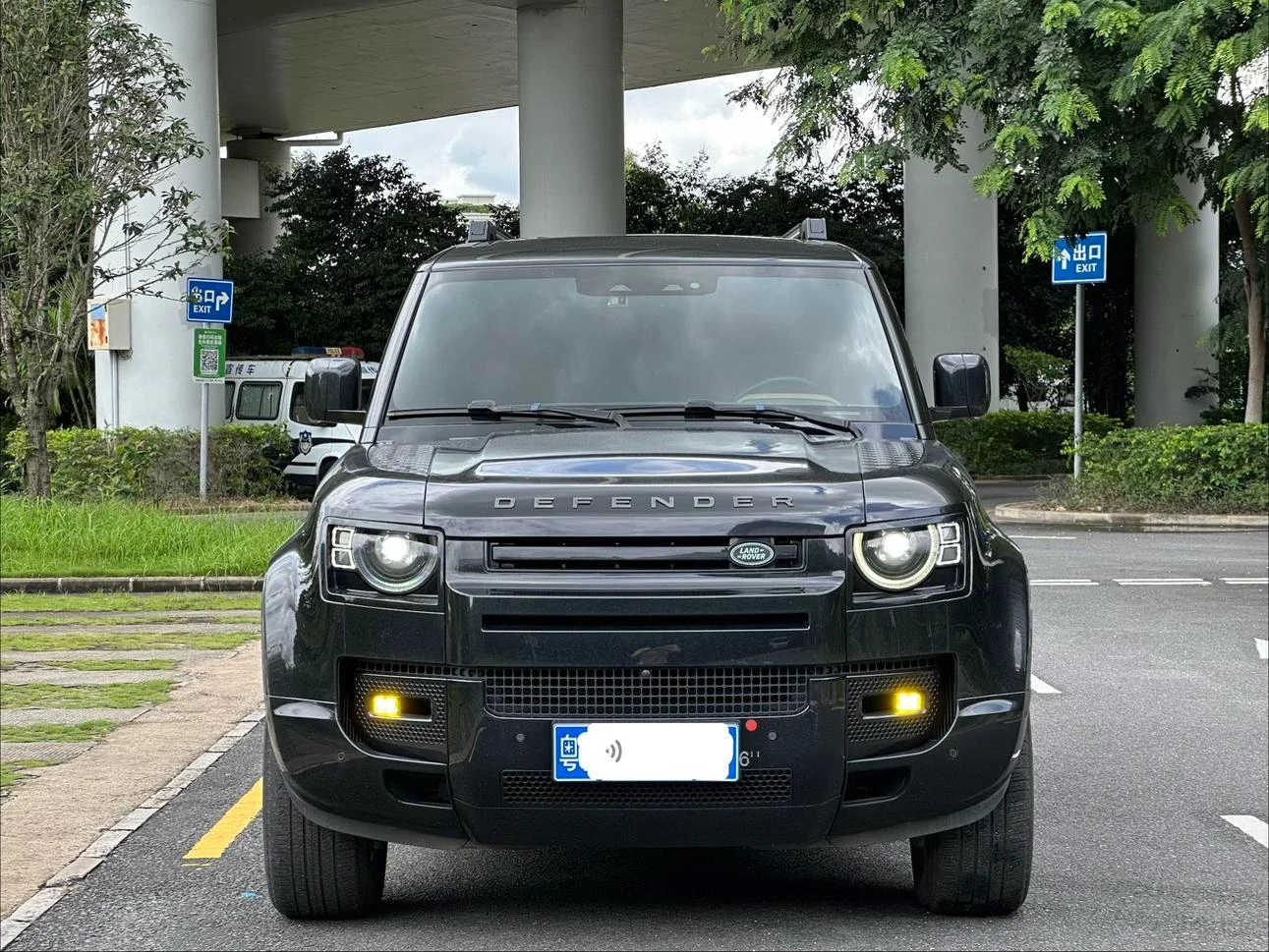Land Rover Defender 110 P400 X-DYNAMIC HSE - exterior