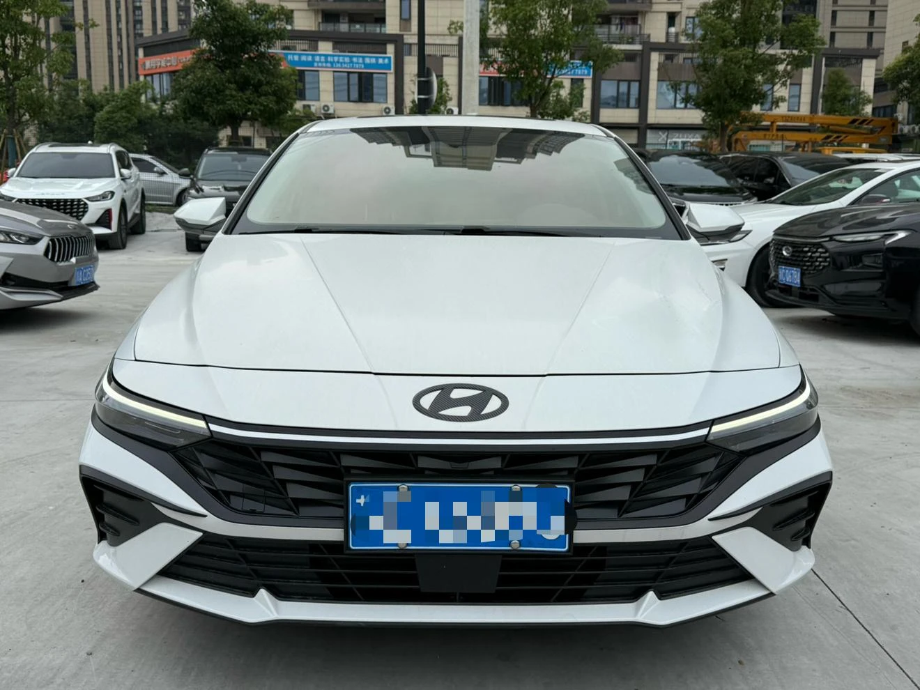 Hyundai Elantra 1.5L CVT LUX Premium Edition - exterior