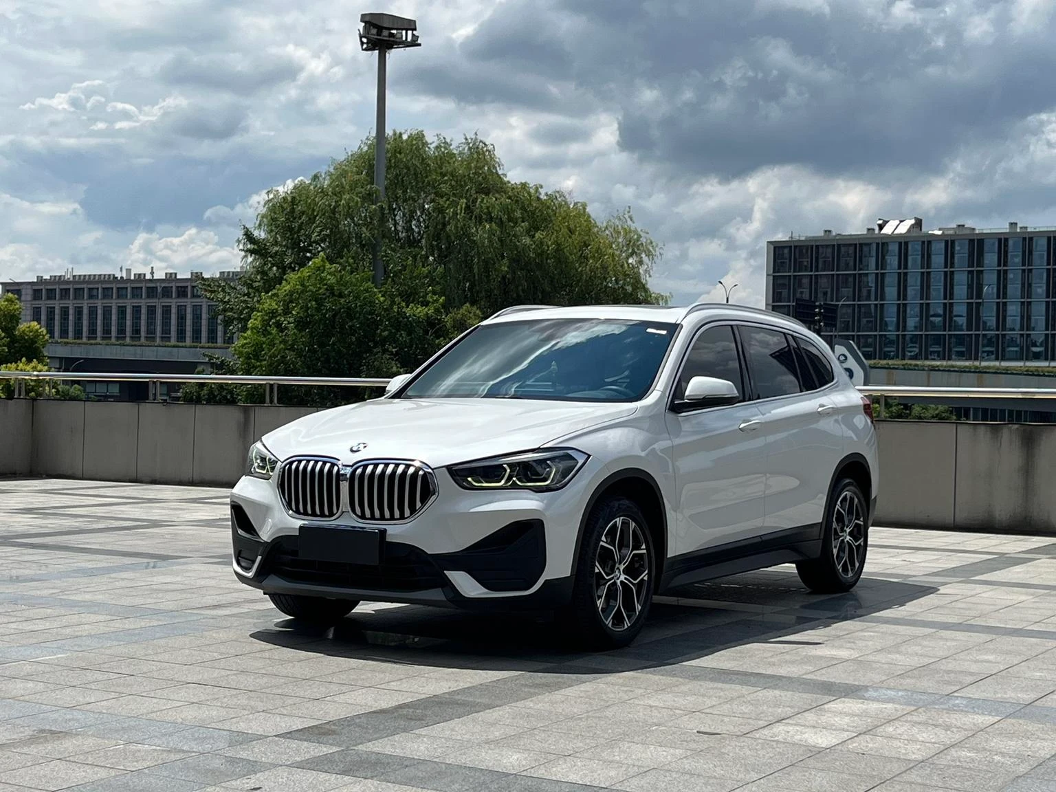 BMW X1 sDrive25Li Leading - exterior