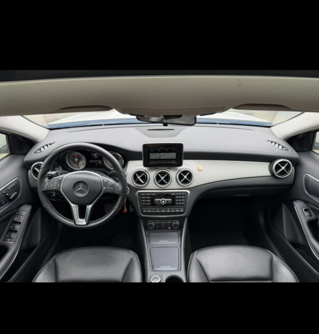 Mercedes-Benz GLA220 4MATIC  - interior