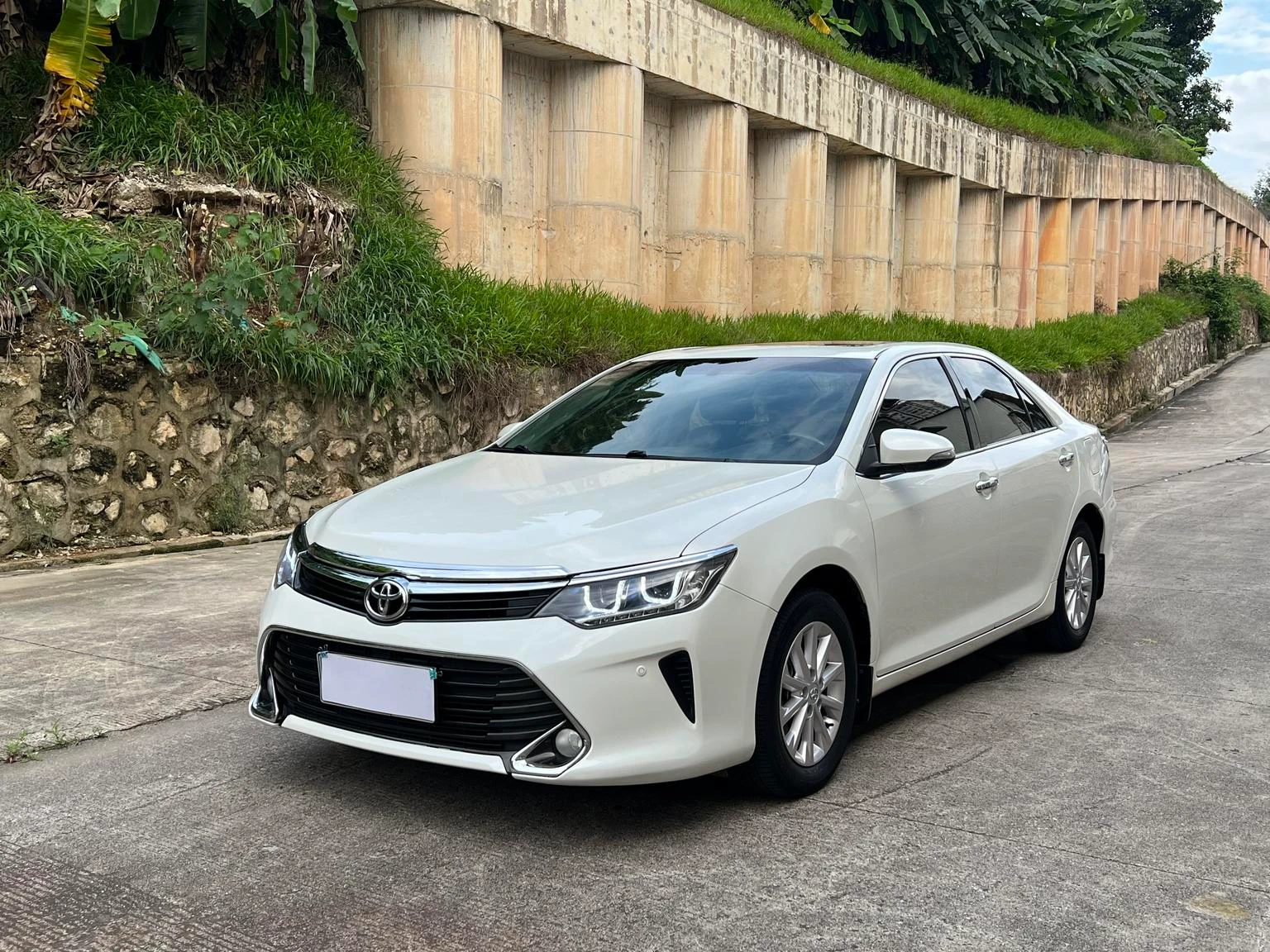 Toyota Camry 2.0G  Leading Edition