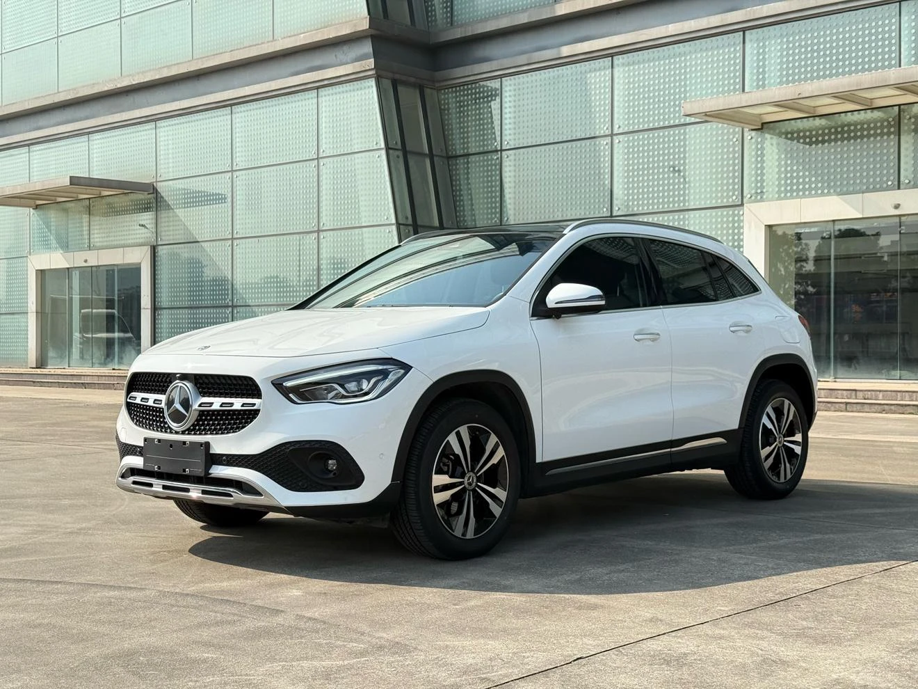 Mercedes-Benz GLA-class  220 - exterior
