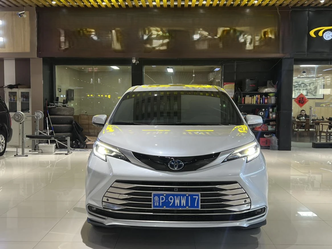 Toyota Sienna Hybrid 2.5L Premium Edition - exterior
