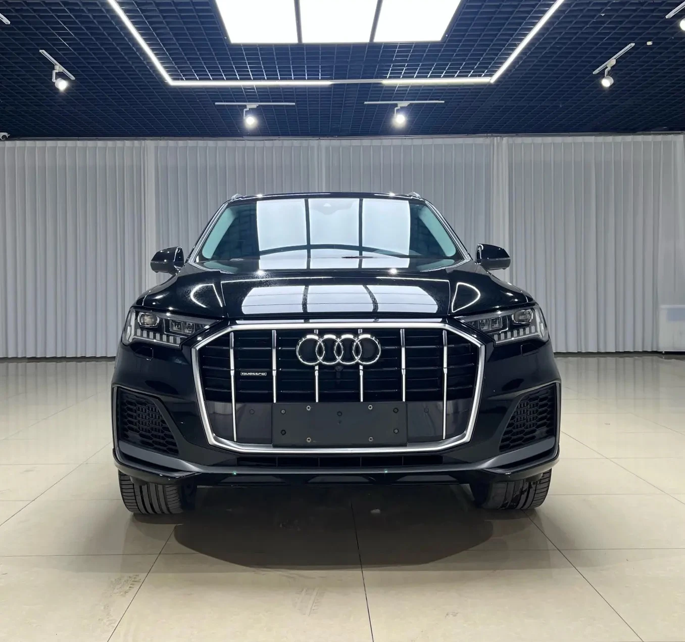 Audi Q7 55 TFSI Sport Trim - exterior