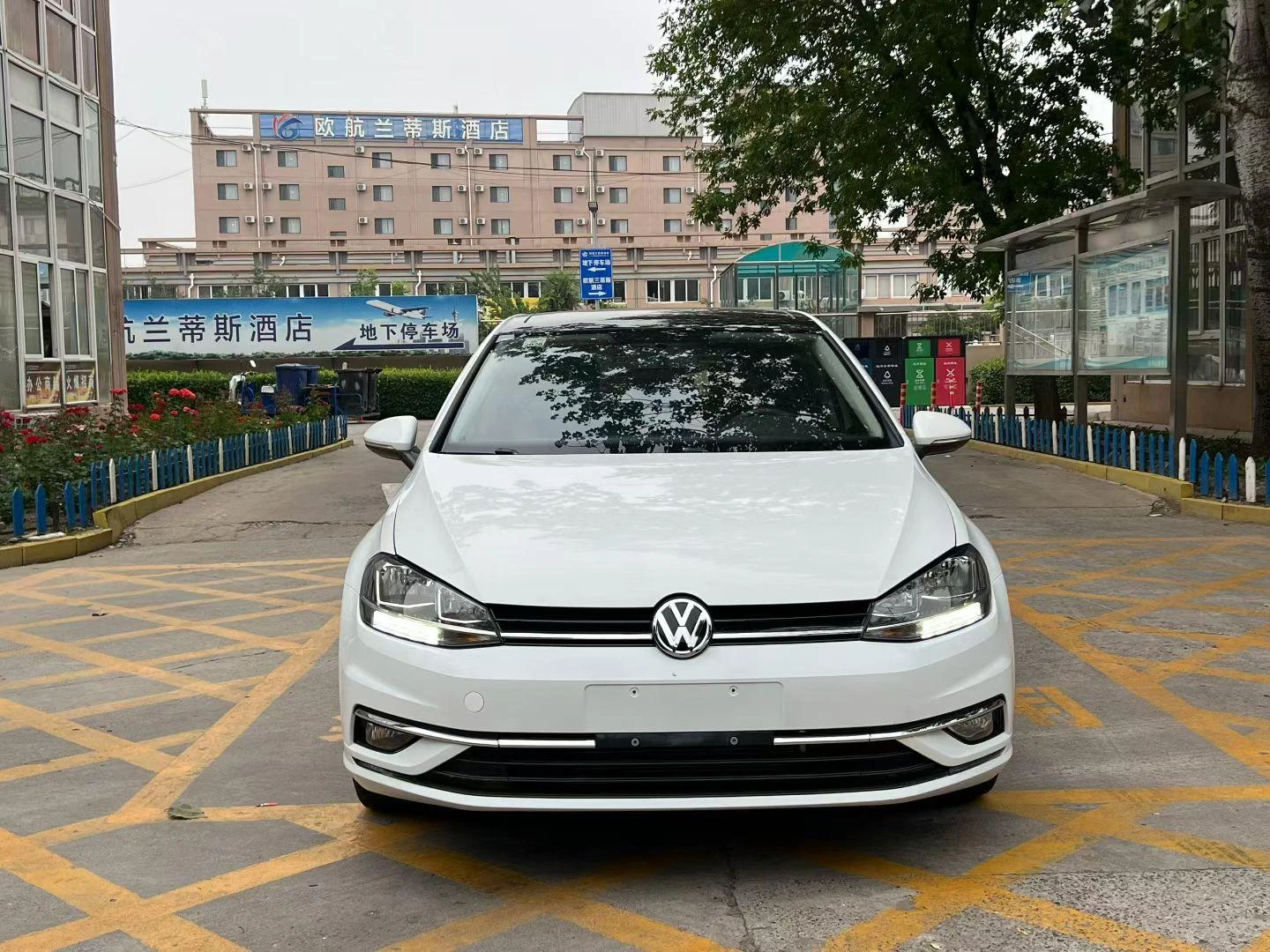 Volkswagen Golf 230TSI Automatic Comfortline - exterior